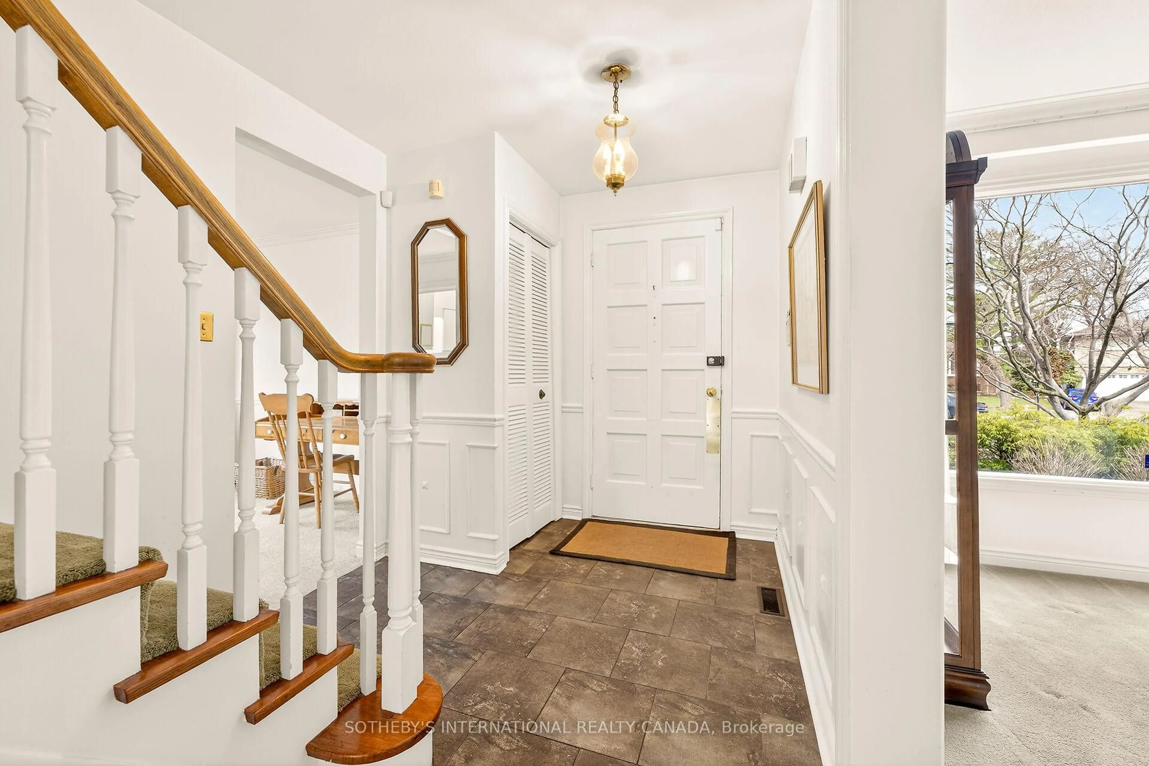 Indoor entryway for 382 Moonglow Crt, Mississauga Ontario L5A 1G6