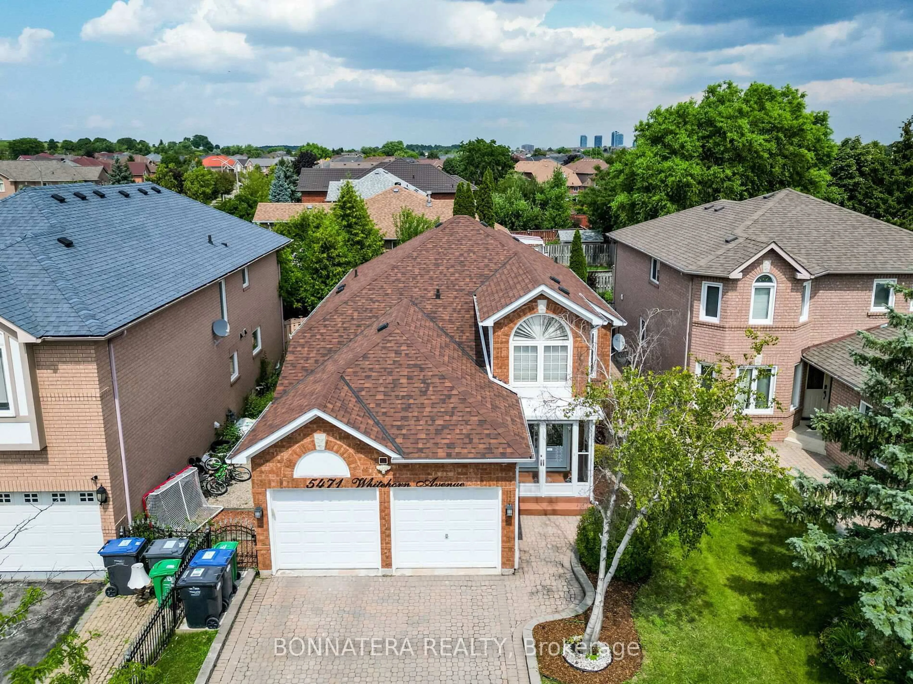 A pic from outside/outdoor area/front of a property/back of a property/a pic from drone, unknown for 5471 Whitehorn Ave, Mississauga Ontario L5V 1V5