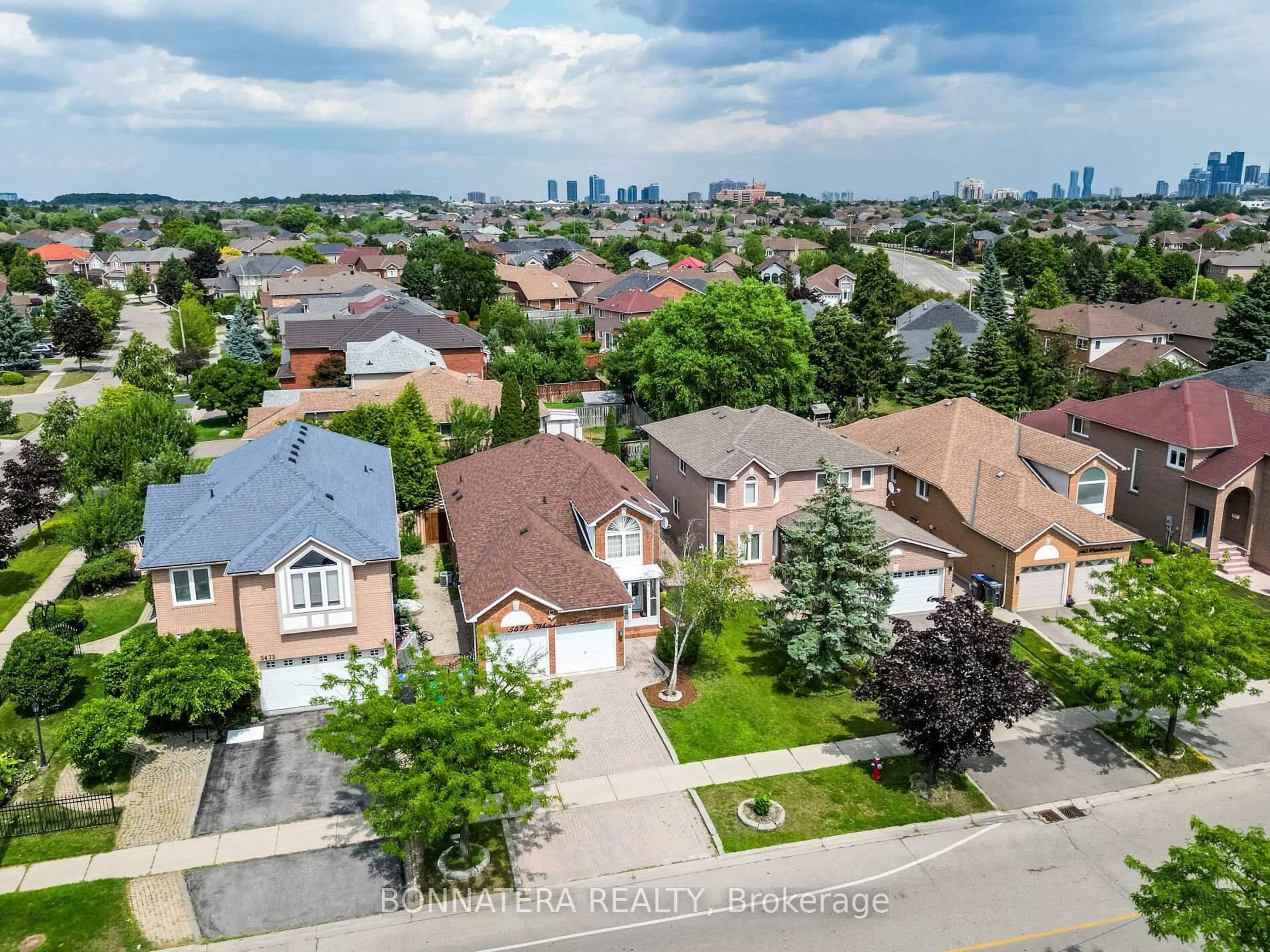 A pic from outside/outdoor area/front of a property/back of a property/a pic from drone, city buildings view from balcony for 5471 Whitehorn Ave, Mississauga Ontario L5V 1V5