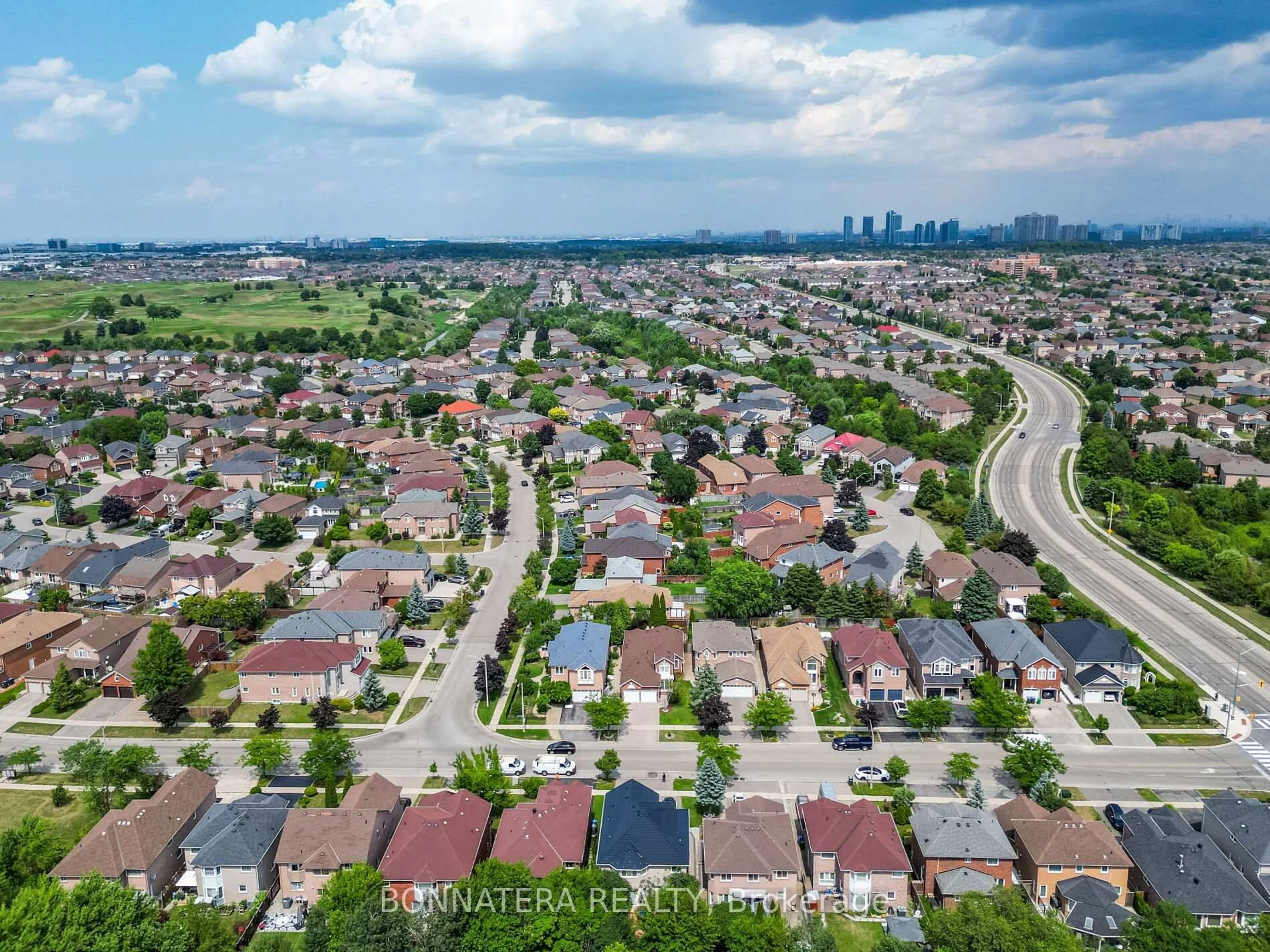 A pic from outside/outdoor area/front of a property/back of a property/a pic from drone, street for 5471 Whitehorn Ave, Mississauga Ontario L5V 1V5