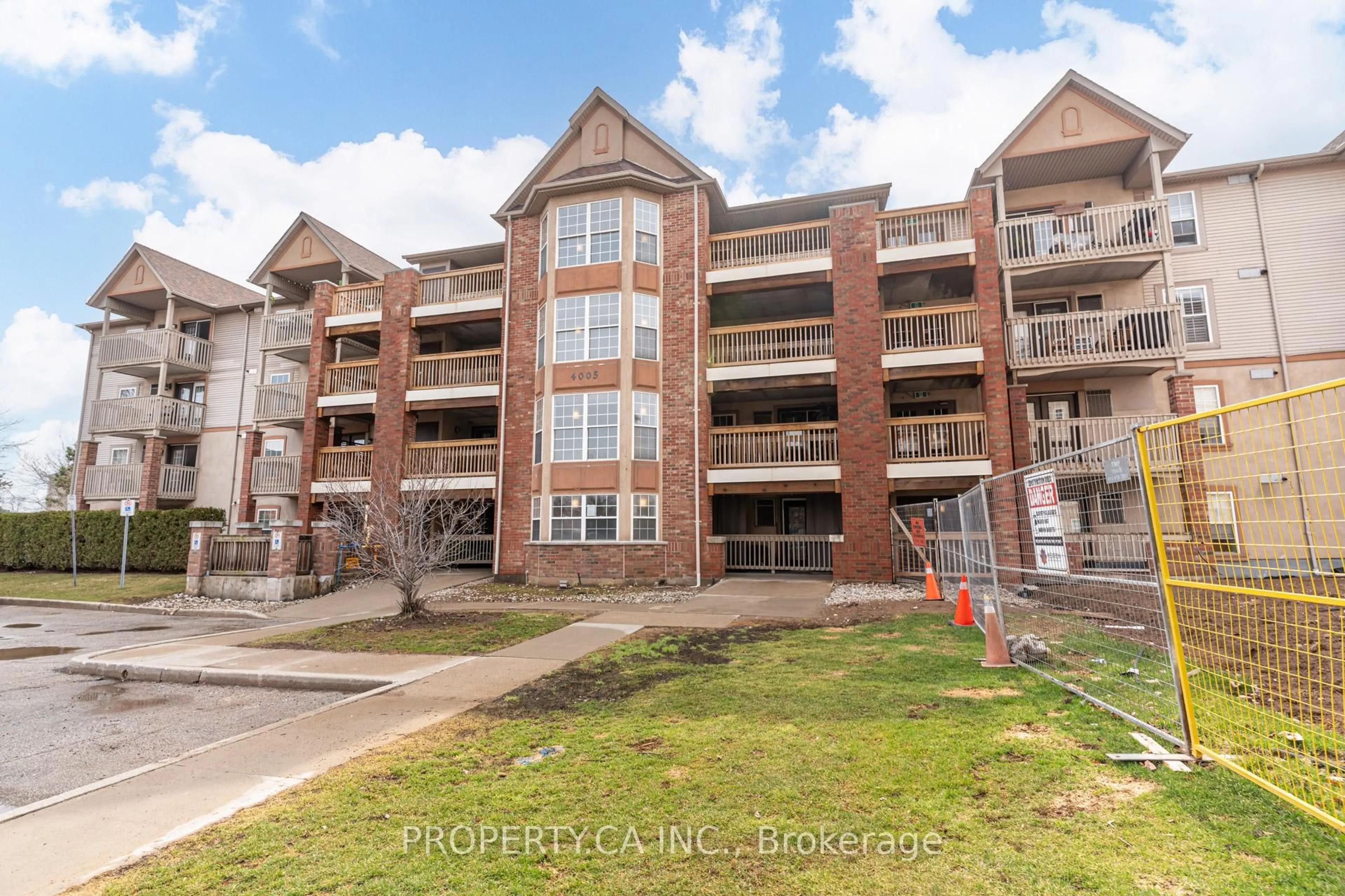 A pic from outside/outdoor area/front of a property/back of a property/a pic from drone, unknown for 4005 Kilmer Dr #210, Burlington Ontario L7M 4M2