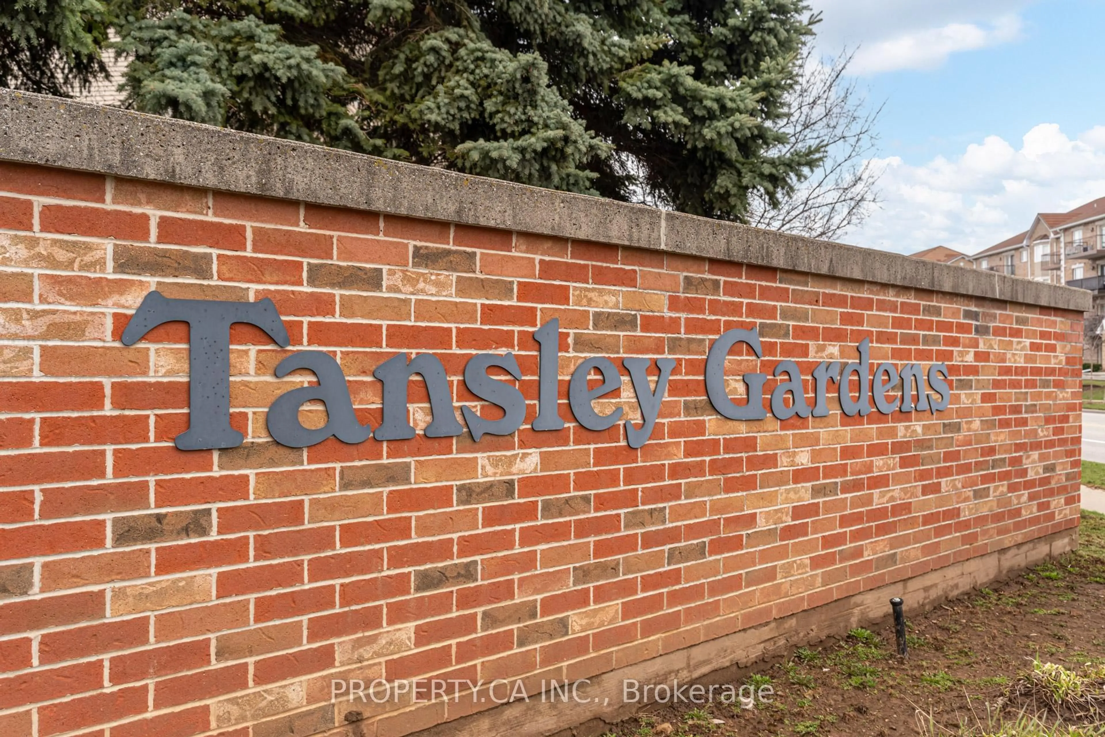 A pic from outside/outdoor area/front of a property/back of a property/a pic from drone, street for 4005 Kilmer Dr #210, Burlington Ontario L7M 4M2