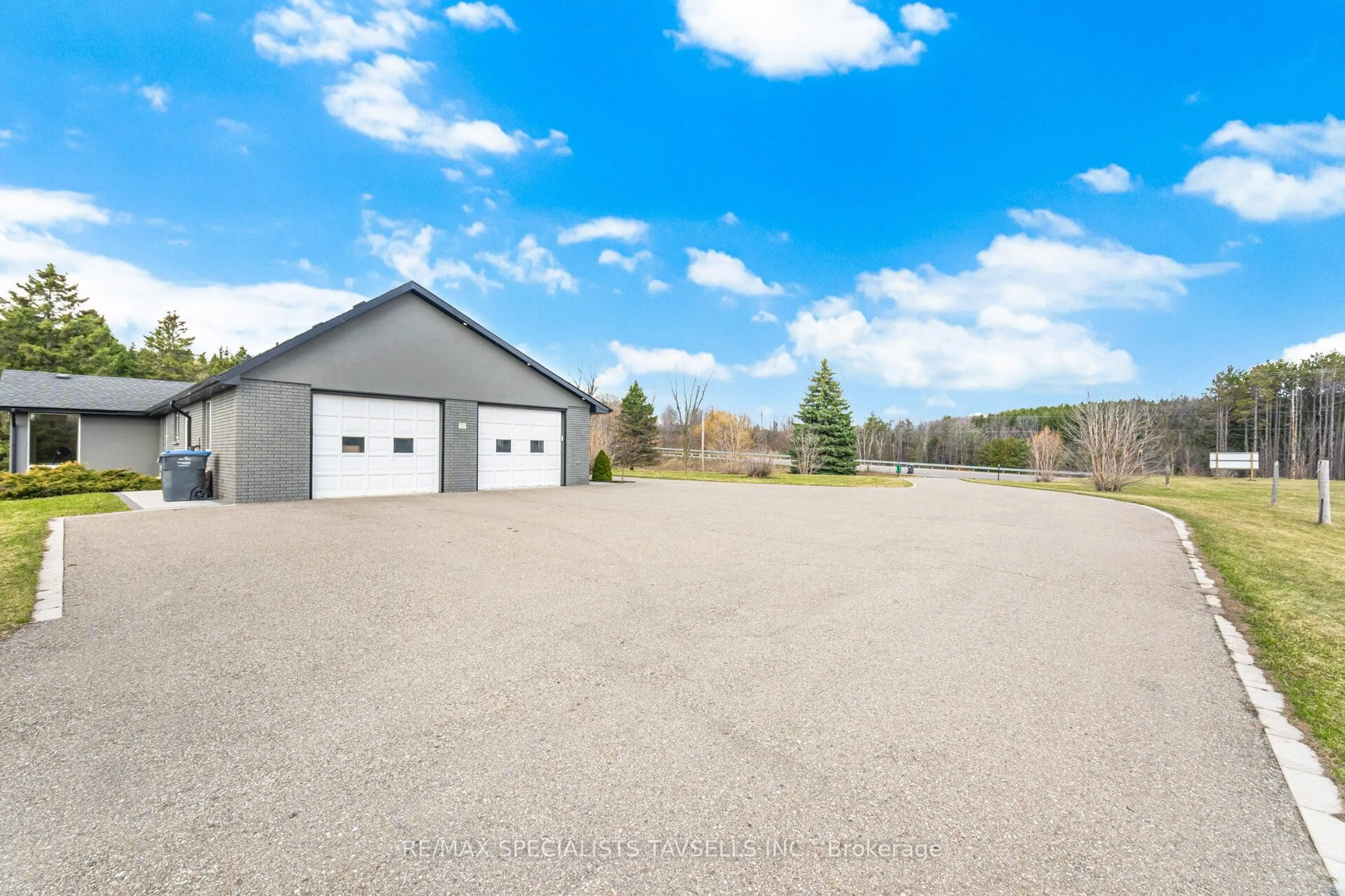 Indoor garage for 6785 Highway 9 Rd, Caledon Ontario L7K 0H3