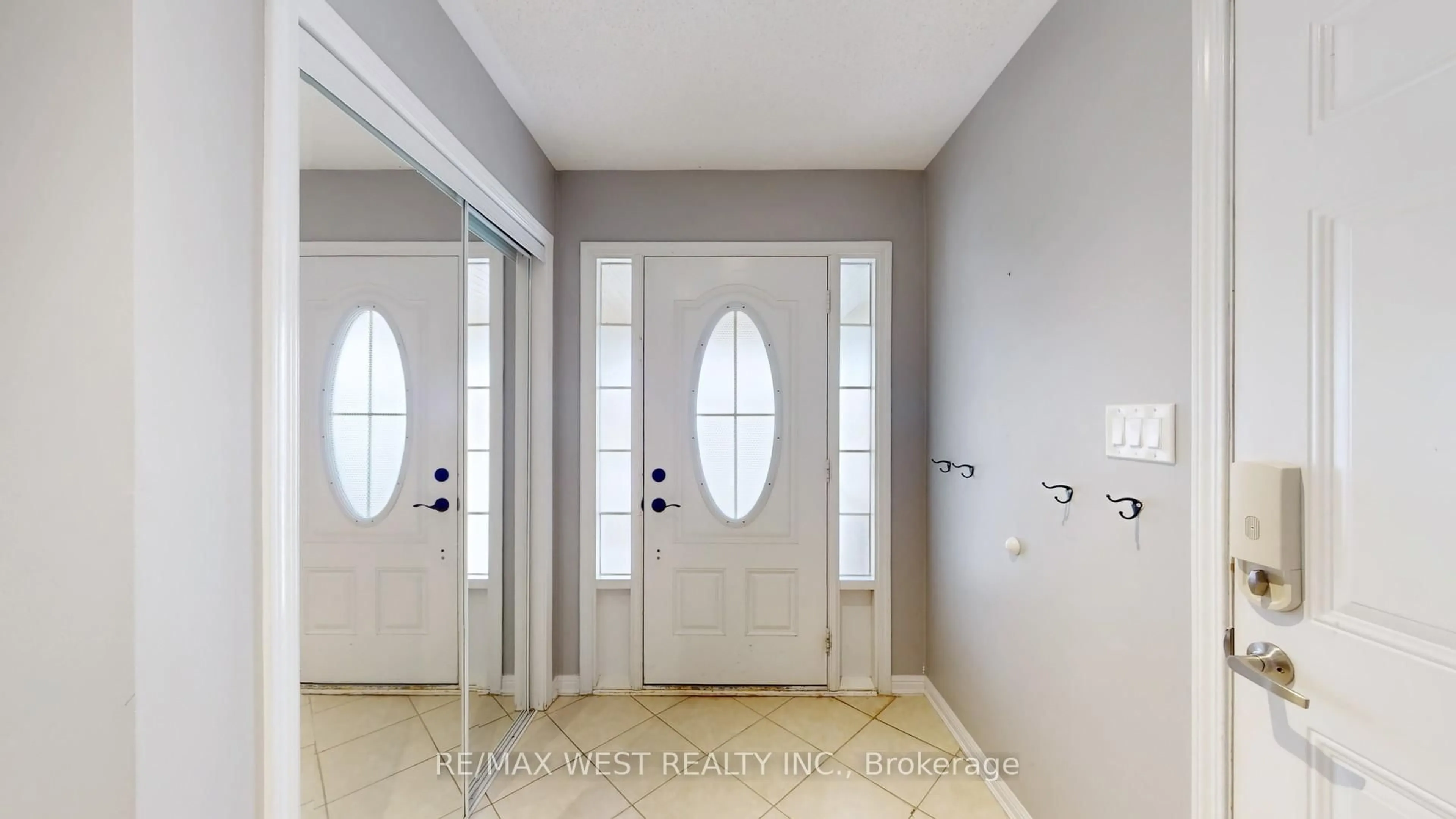 Indoor entryway for 36 Finney Terr, Milton Ontario L9T 6Z5