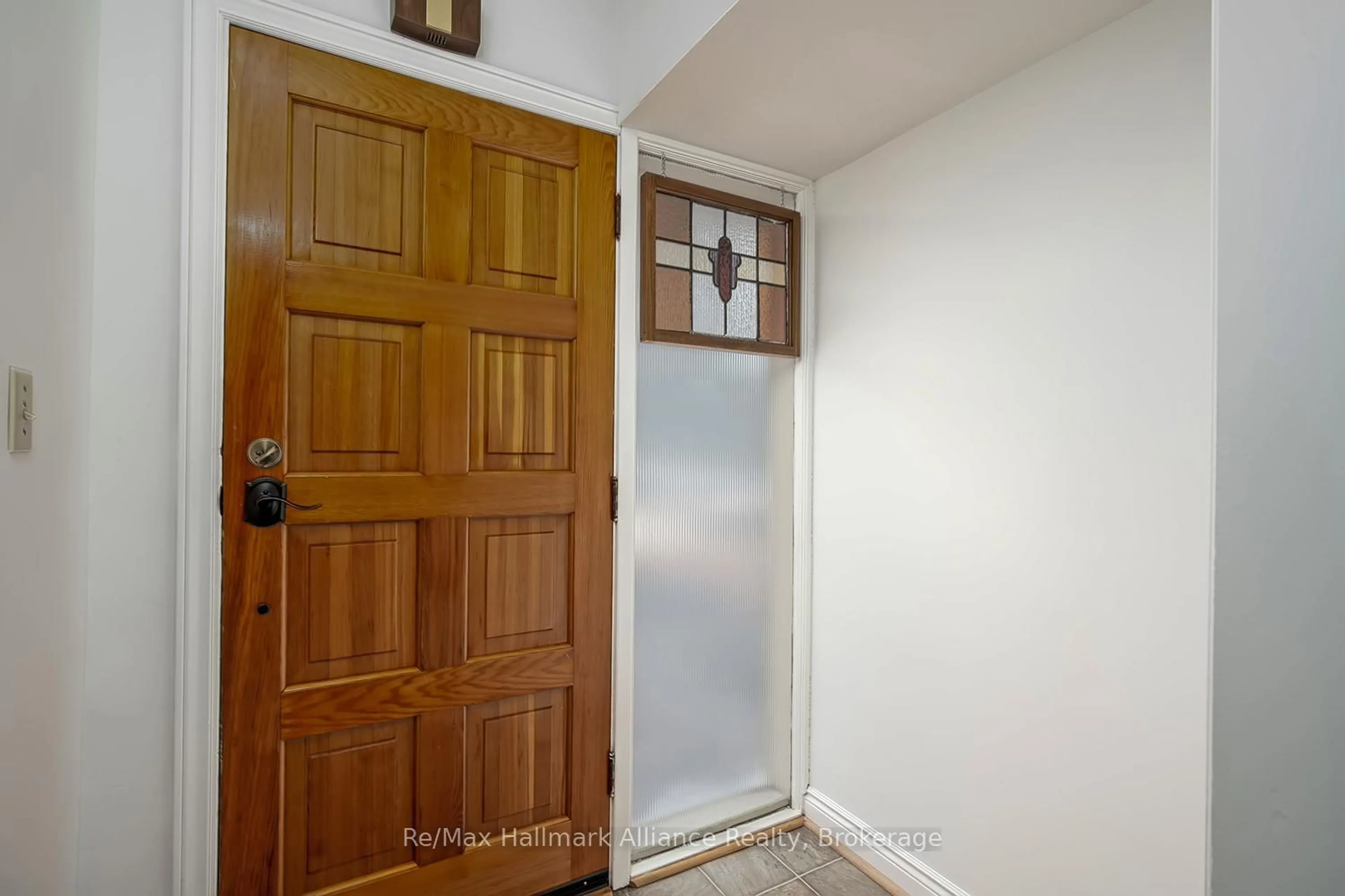 Indoor entryway for 283 Spruce St, Oakville Ontario L6J 2G8