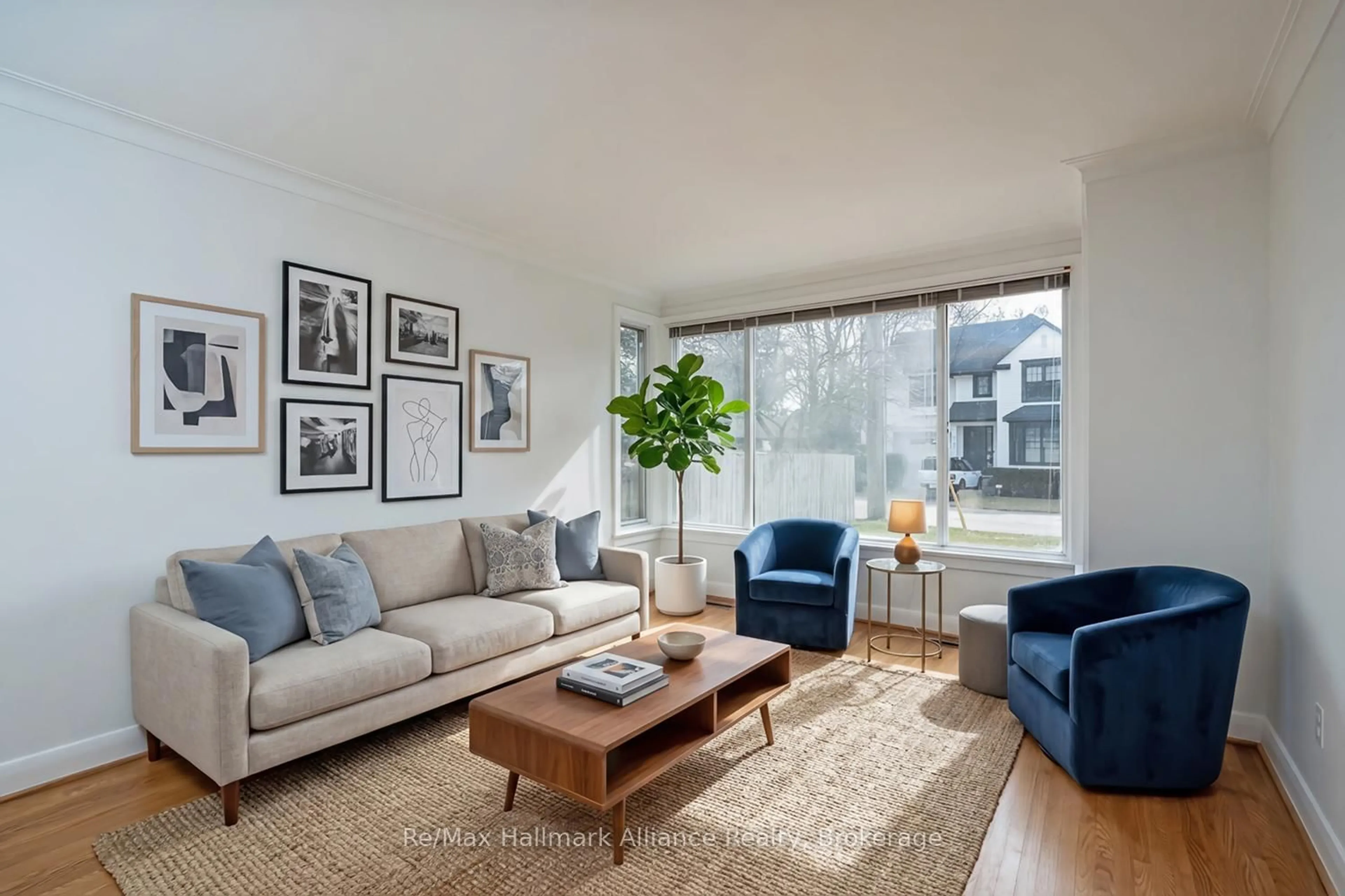 Living room with furniture, unknown for 283 Spruce St, Oakville Ontario L6J 2G8