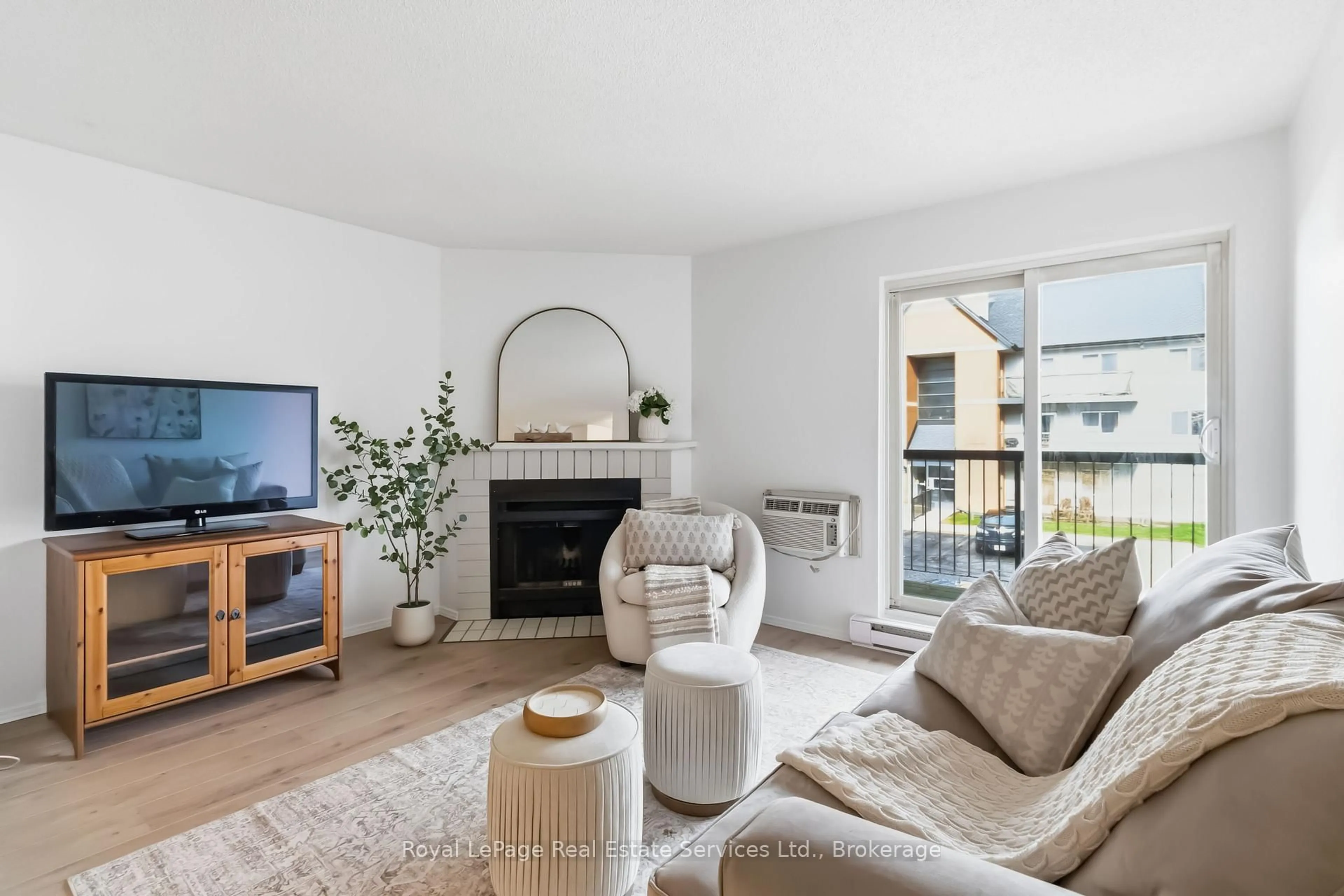 Living room with furniture, unknown for 1450 Glen Abbey Gate #921, Oakville Ontario L6M 2V7