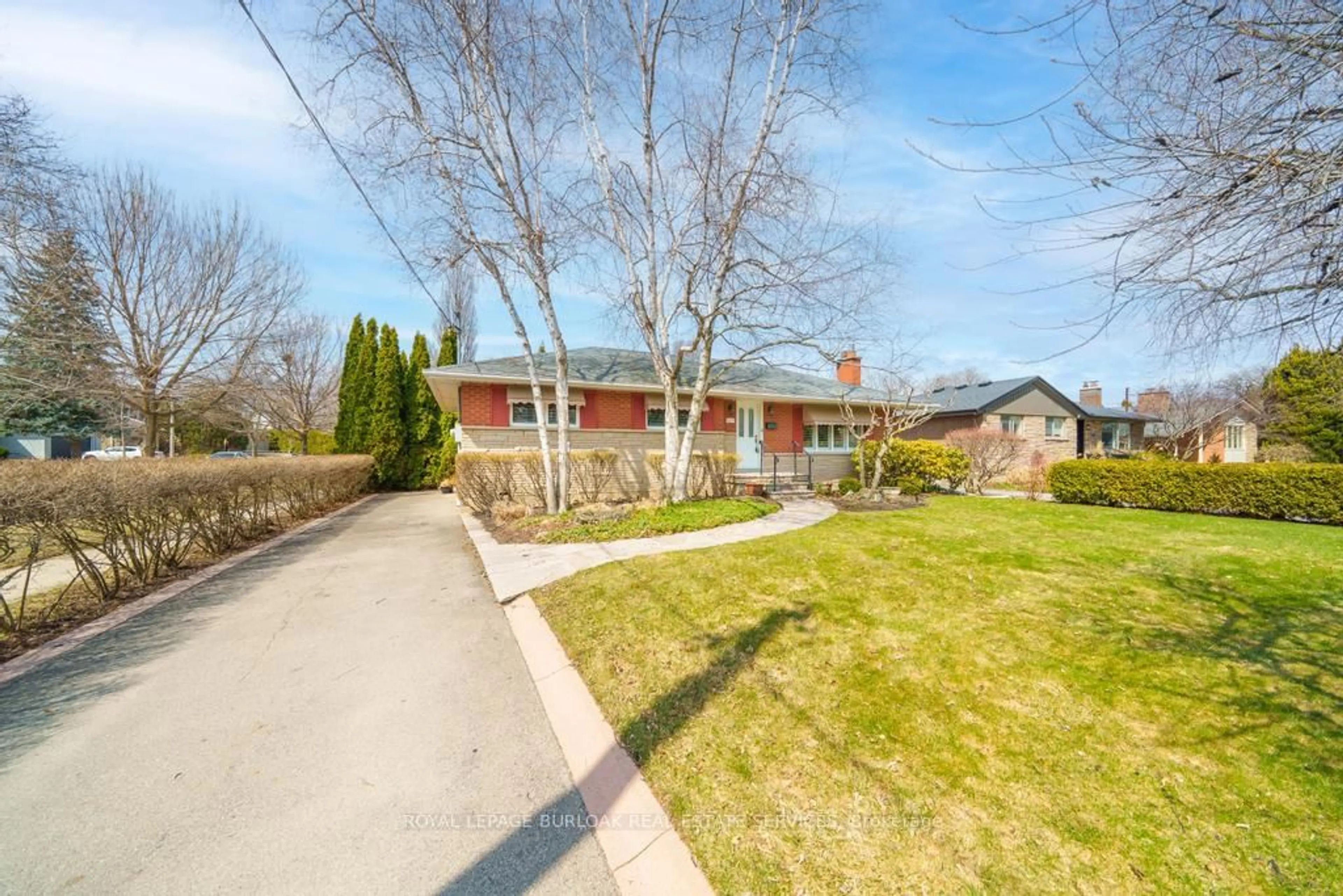 A pic from outside/outdoor area/front of a property/back of a property/a pic from drone, street for 2205 Joyce St, Burlington Ontario L7R 2B6