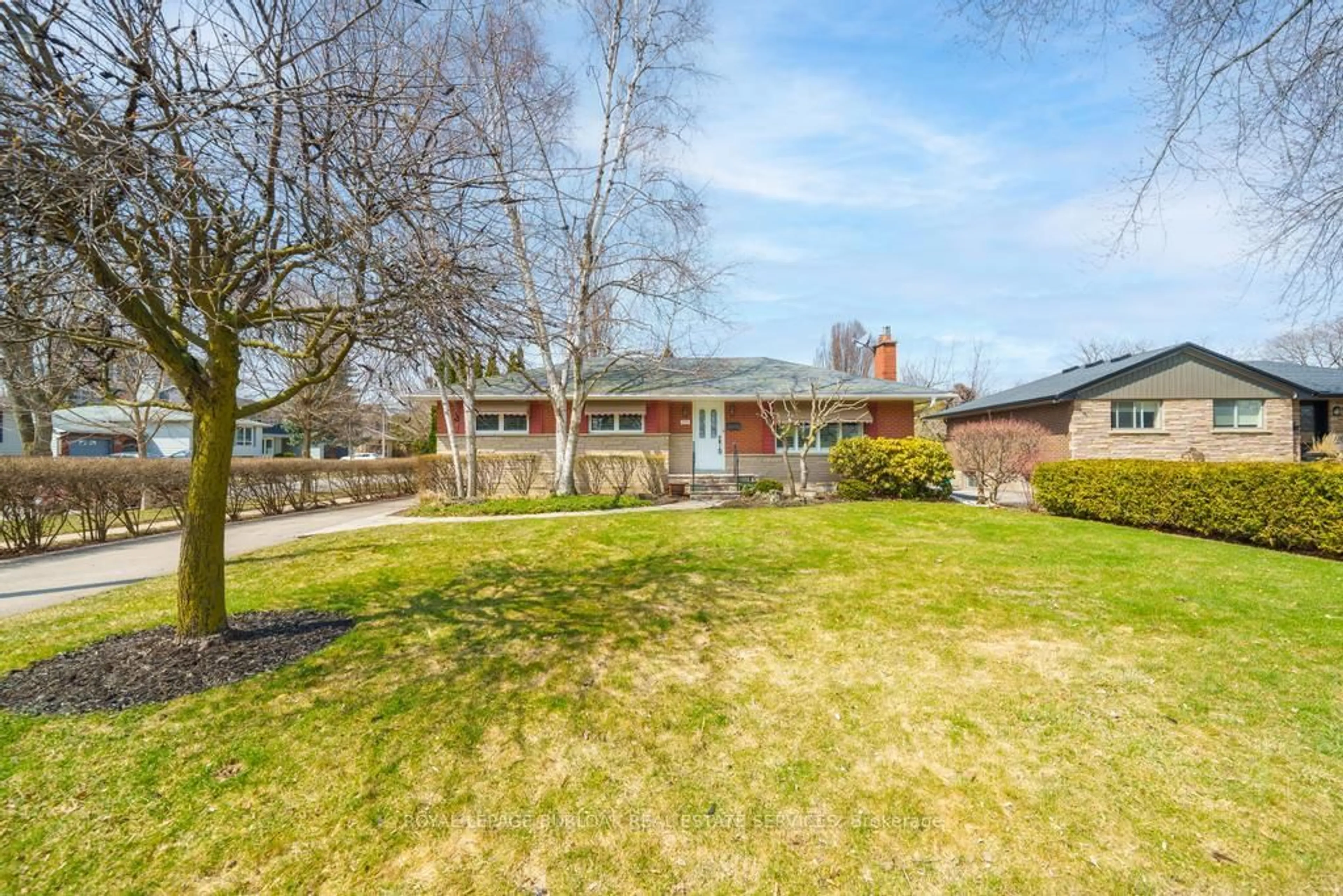 A pic from outside/outdoor area/front of a property/back of a property/a pic from drone, street for 2205 Joyce St, Burlington Ontario L7R 2B6