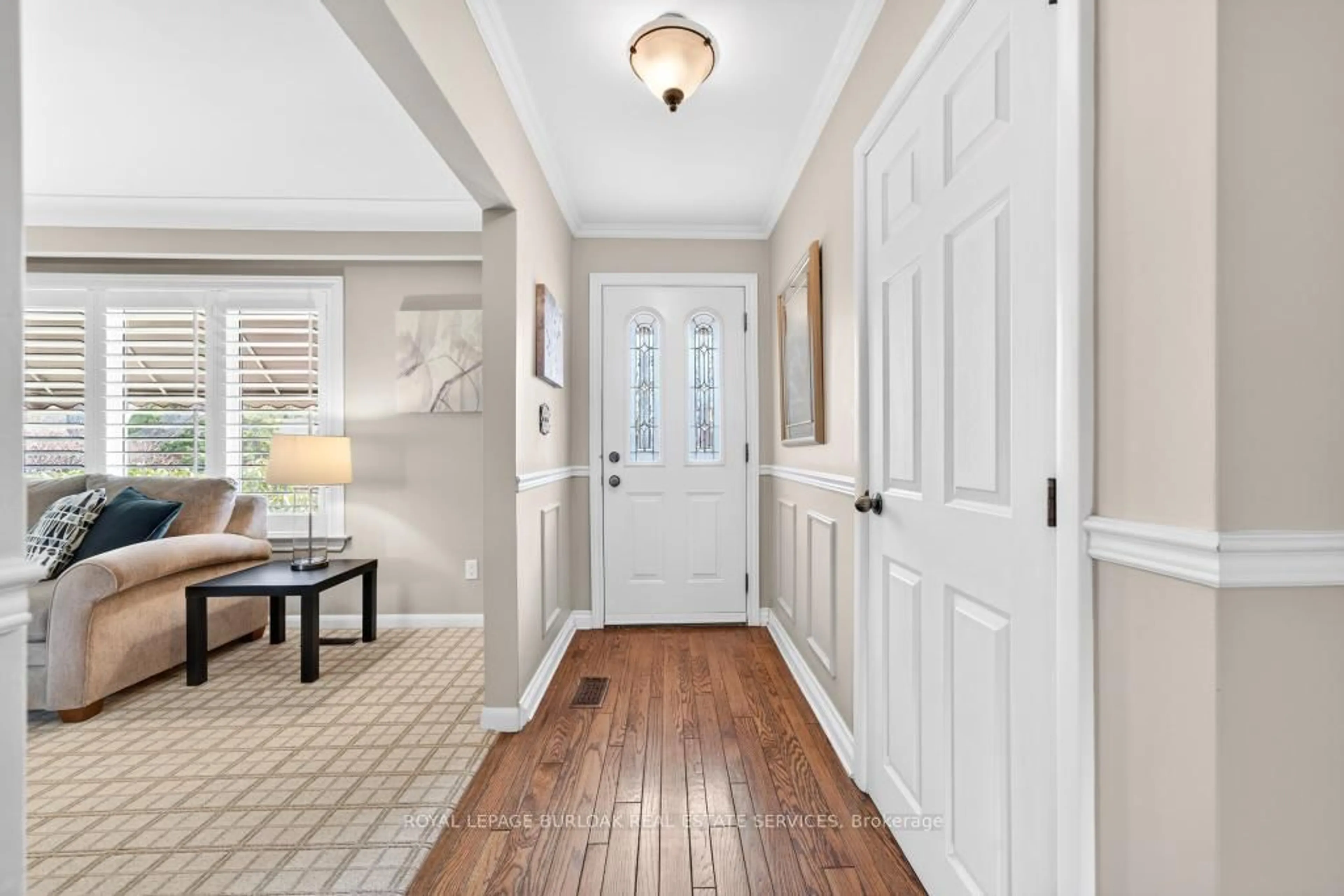 Indoor entryway for 2205 Joyce St, Burlington Ontario L7R 2B6