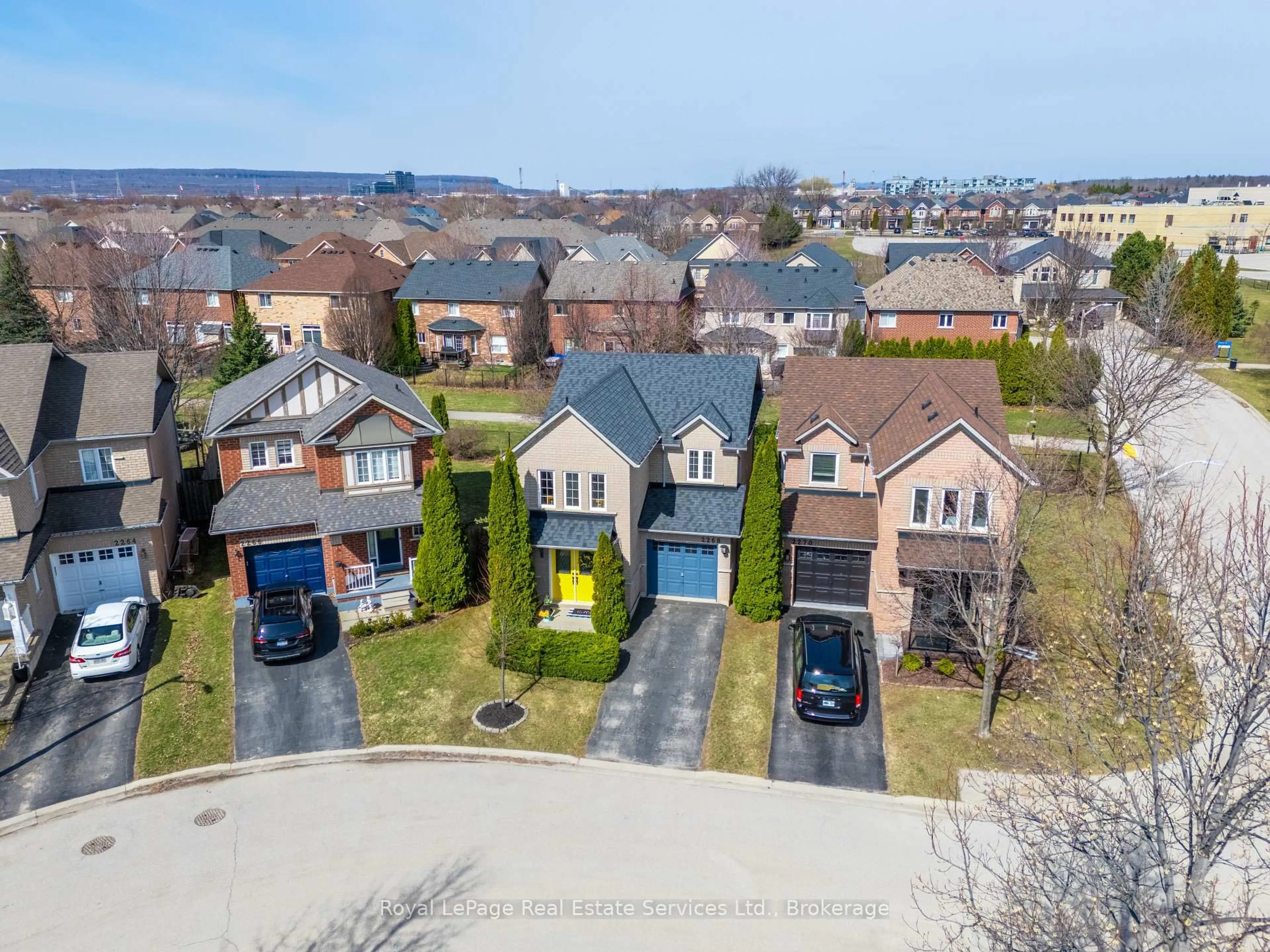 A pic from outside/outdoor area/front of a property/back of a property/a pic from drone, street for 2268 Seton Cres, Burlington Ontario L7L 6Y4