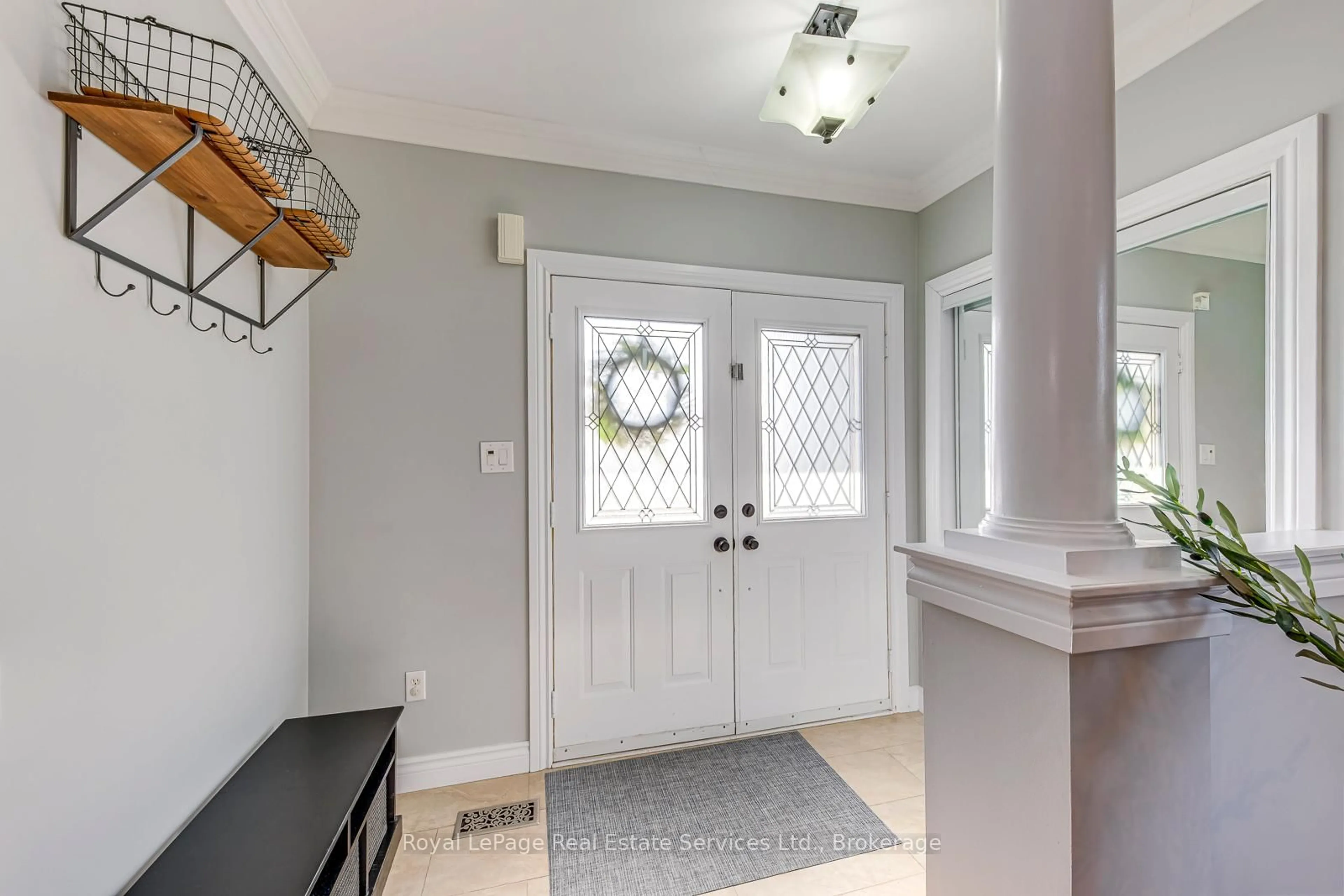 Indoor entryway for 2268 Seton Cres, Burlington Ontario L7L 6Y4