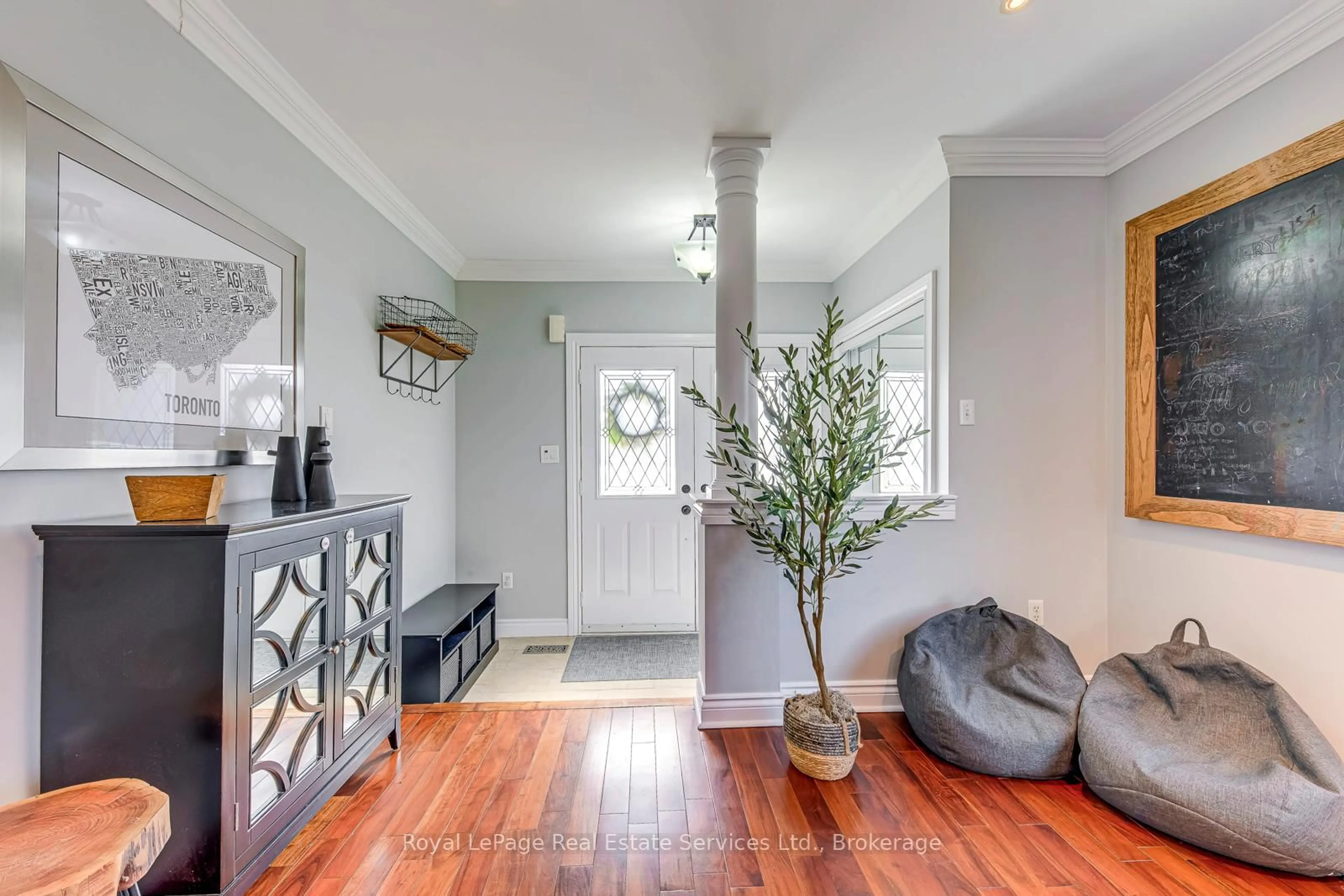 Indoor entryway for 2268 Seton Cres, Burlington Ontario L7L 6Y4