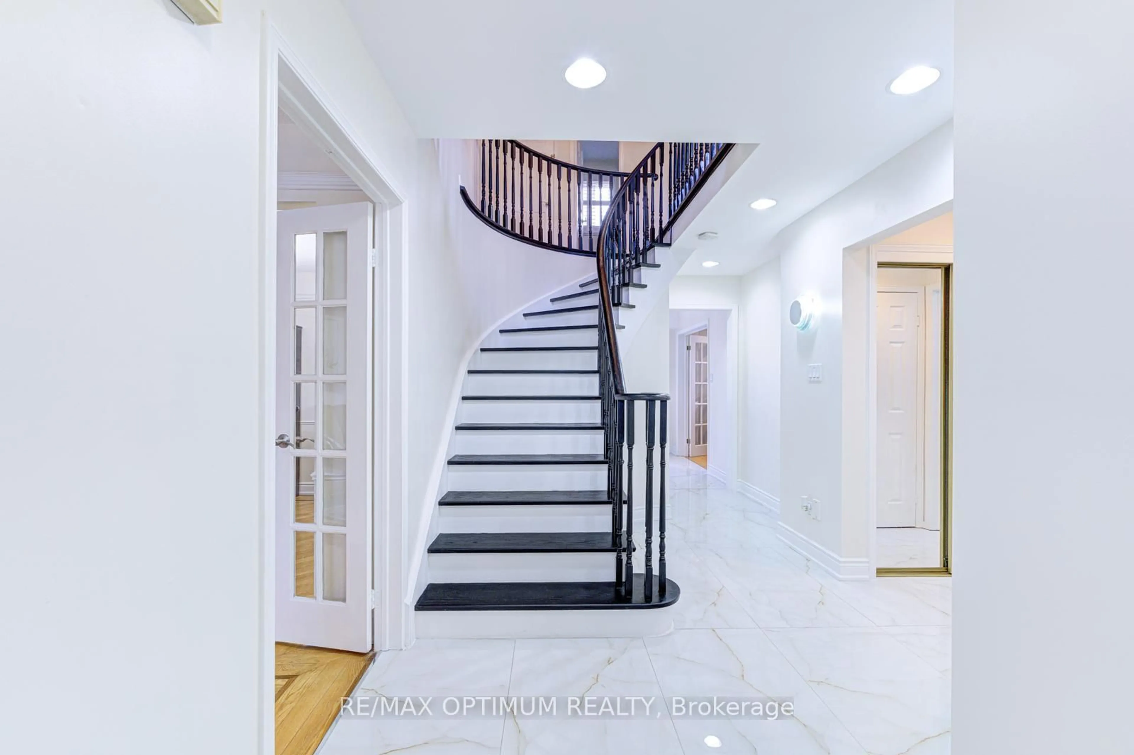 Indoor foyer for 124 Philosopher's Tr, Brampton Ontario L6S 5C8