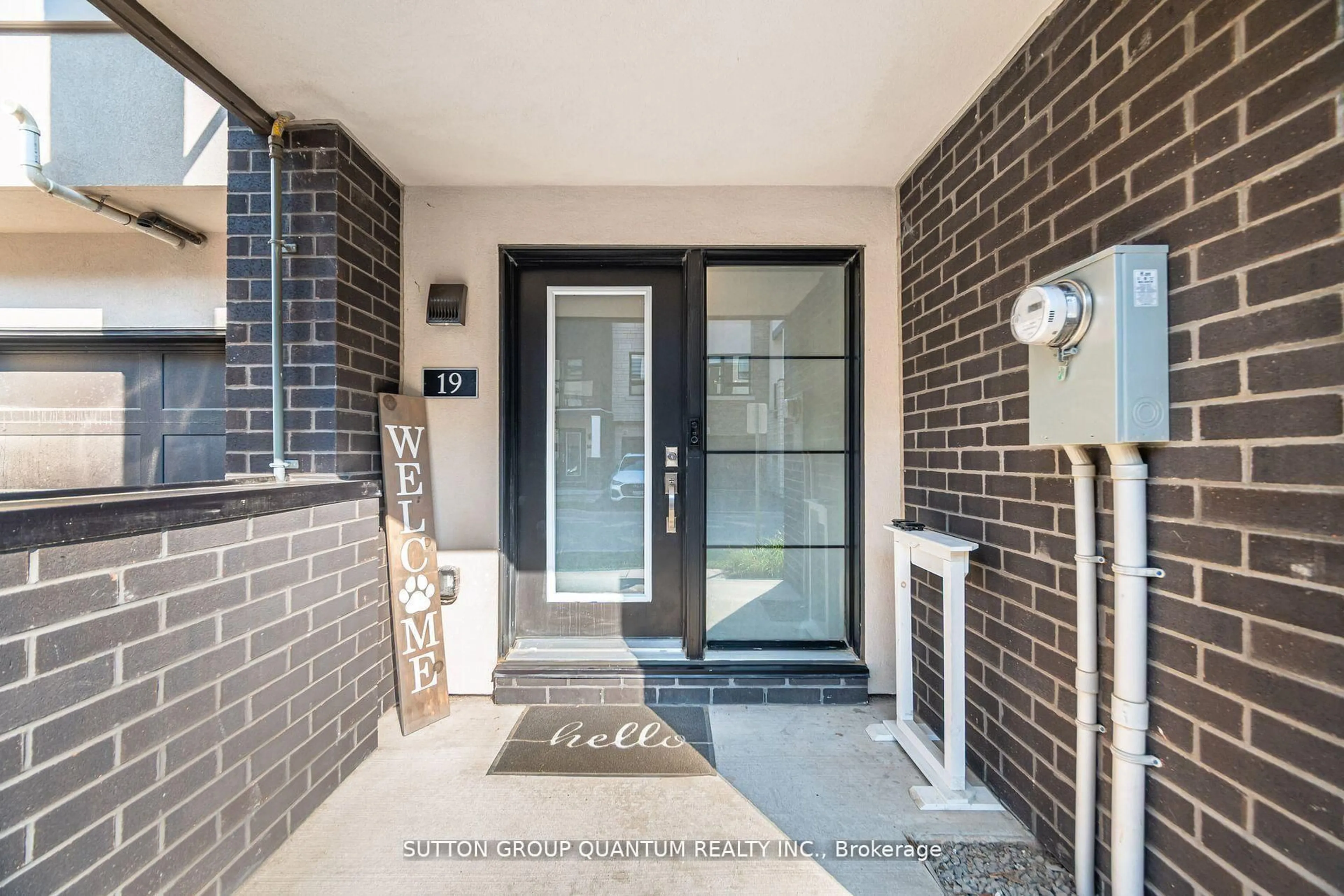 Indoor entryway for 1121 Cooke Blvd #19, Burlington Ontario L7T 0C4