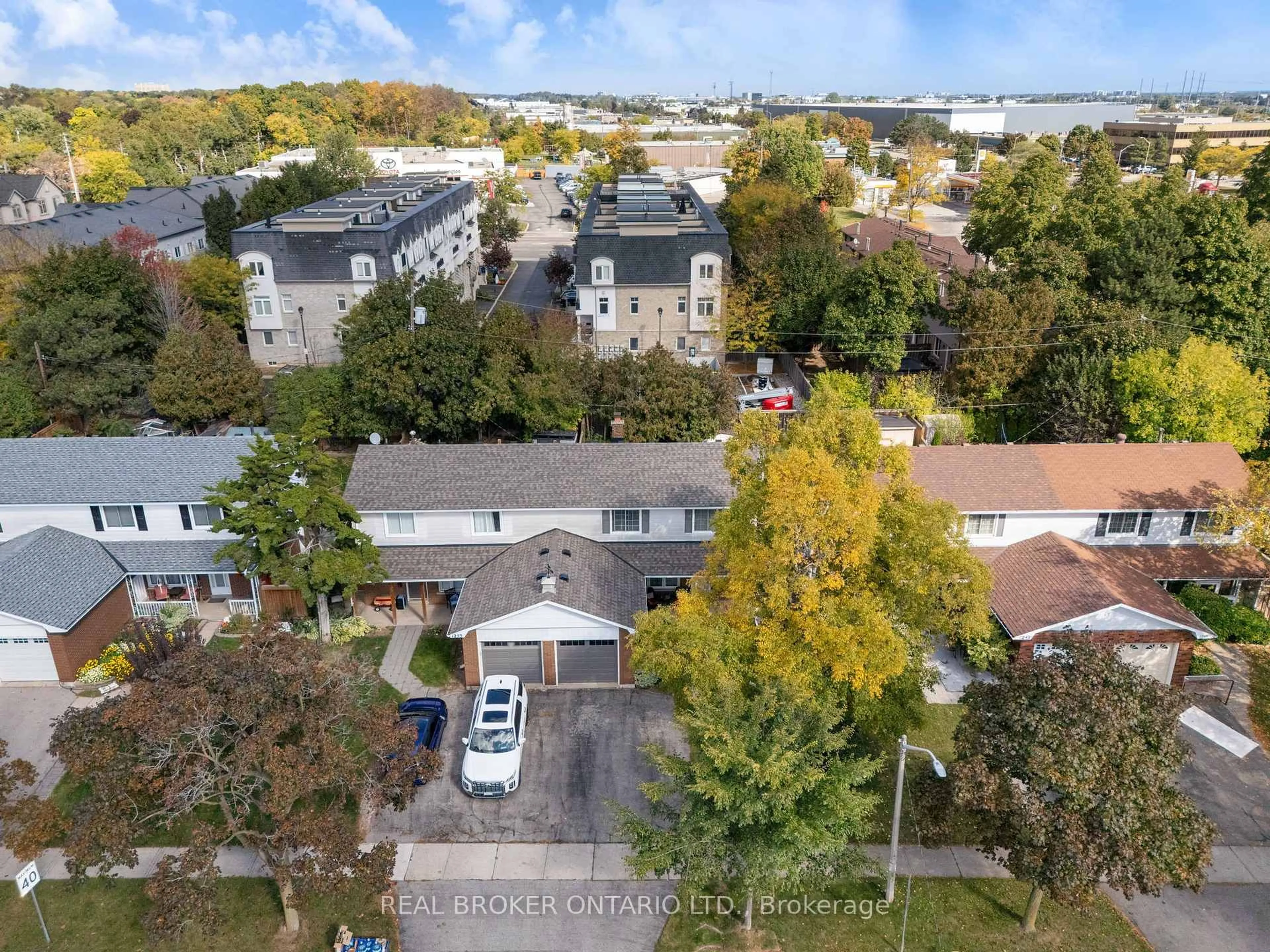 A pic from outside/outdoor area/front of a property/back of a property/a pic from drone, street for 1251 Nottingham Ave, Burlington Ontario L7P 2R5