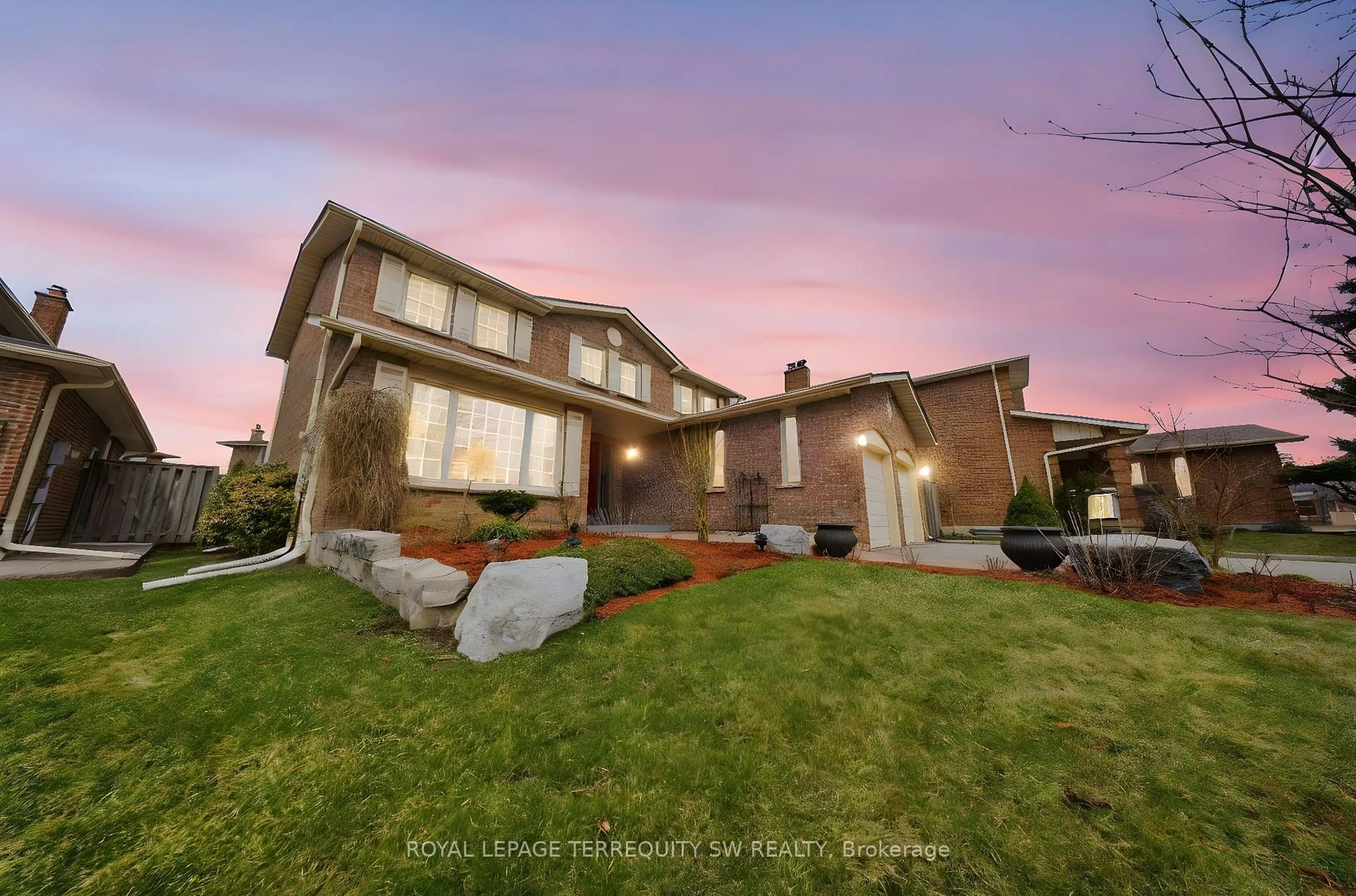 A pic from outside/outdoor area/front of a property/back of a property/a pic from drone, street for 1169 Carlo Crt, Mississauga Ontario L4W 3N6