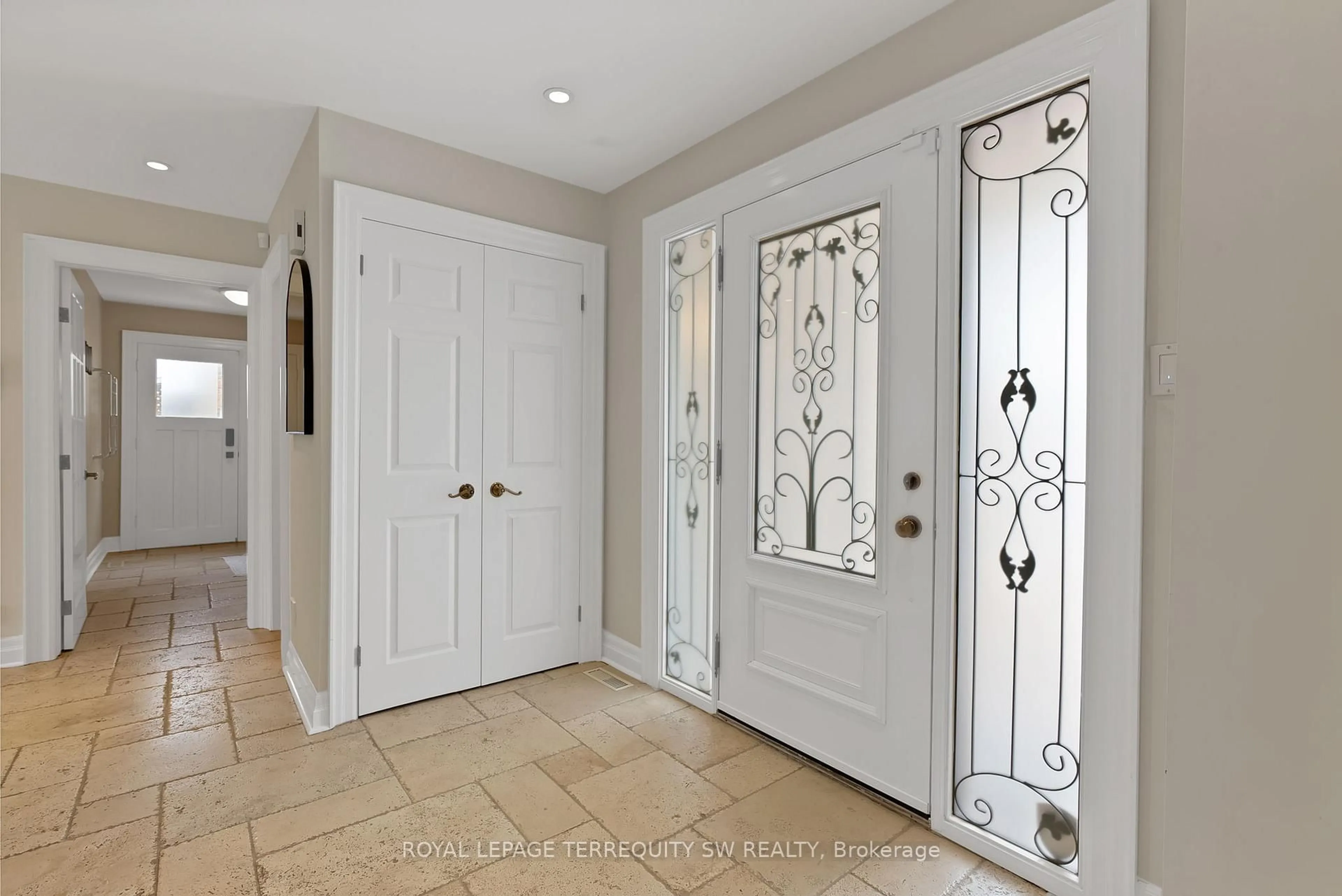 Indoor entryway for 1169 Carlo Crt, Mississauga Ontario L4W 3N6
