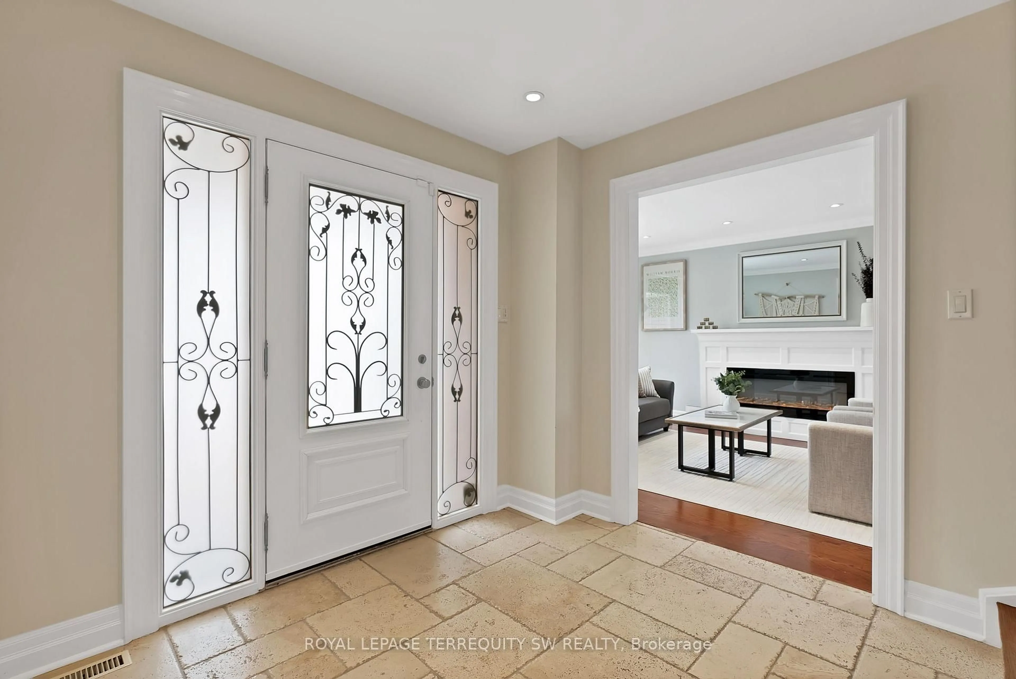 Indoor entryway for 1169 Carlo Crt, Mississauga Ontario L4W 3N6