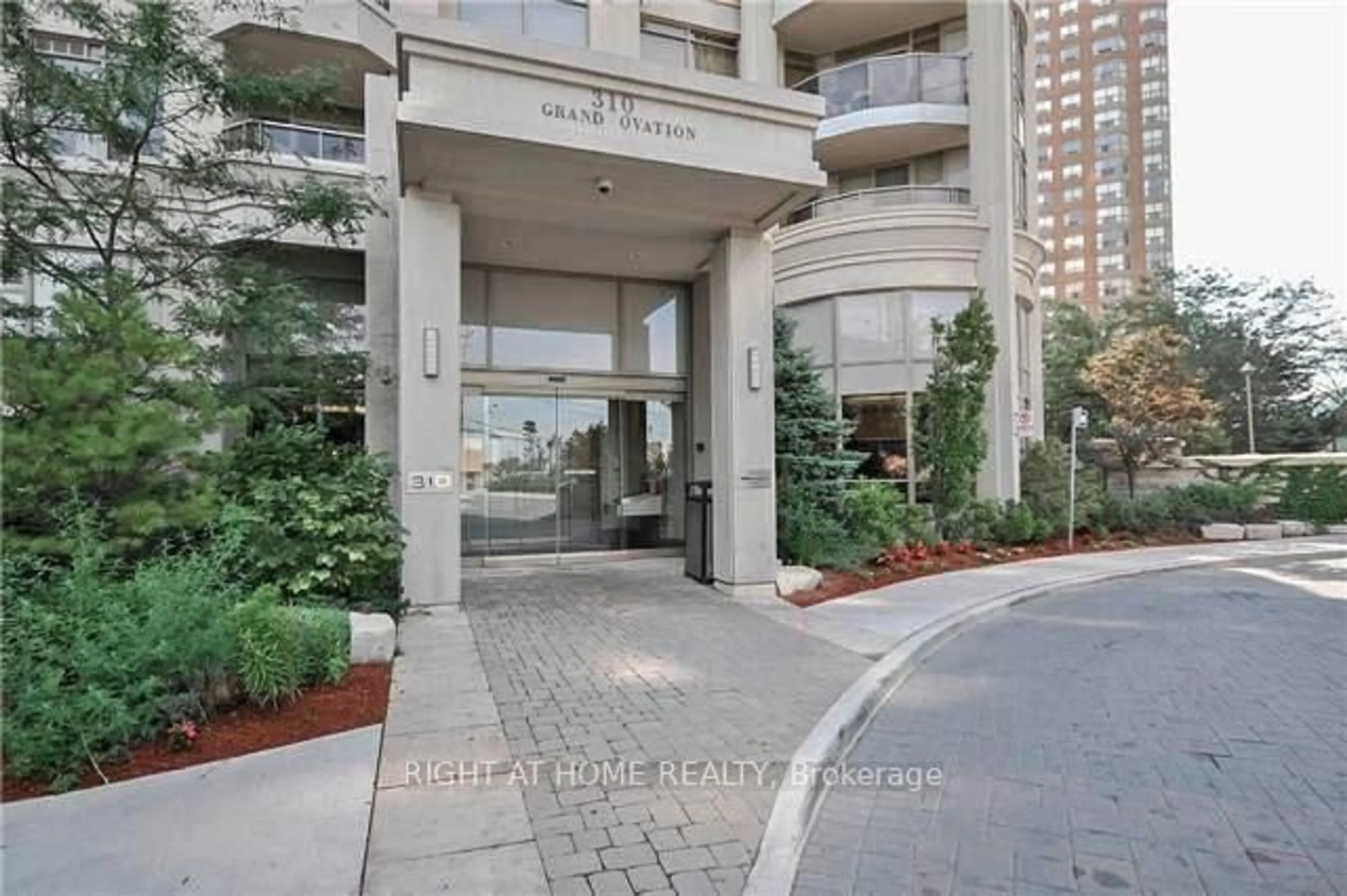 Indoor foyer for 310 Burnhamthorpe Rd #1713, Mississauga Ontario L5B 4P9
