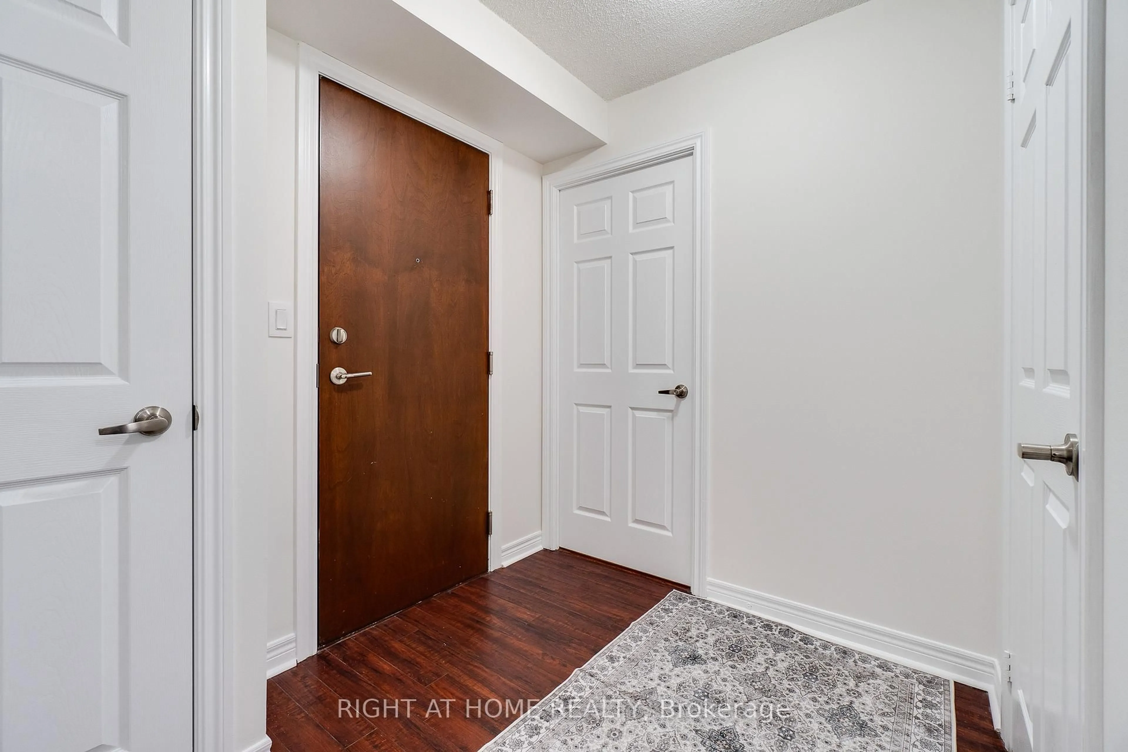 Indoor entryway for 310 Burnhamthorpe Rd #1713, Mississauga Ontario L5B 4P9