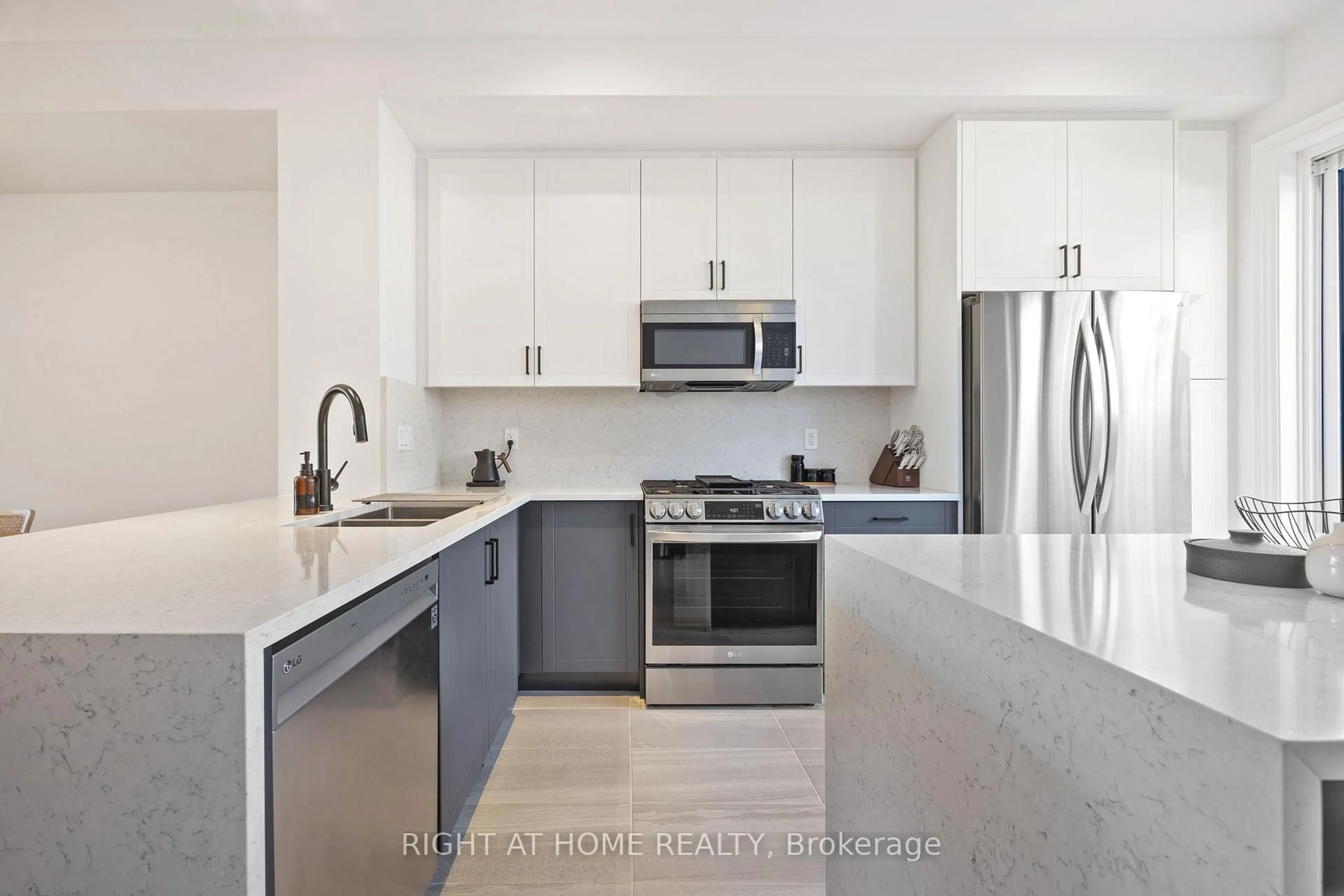 Unknown for 10 Lunar Cres #21, Mississauga Ontario L5M 2P6