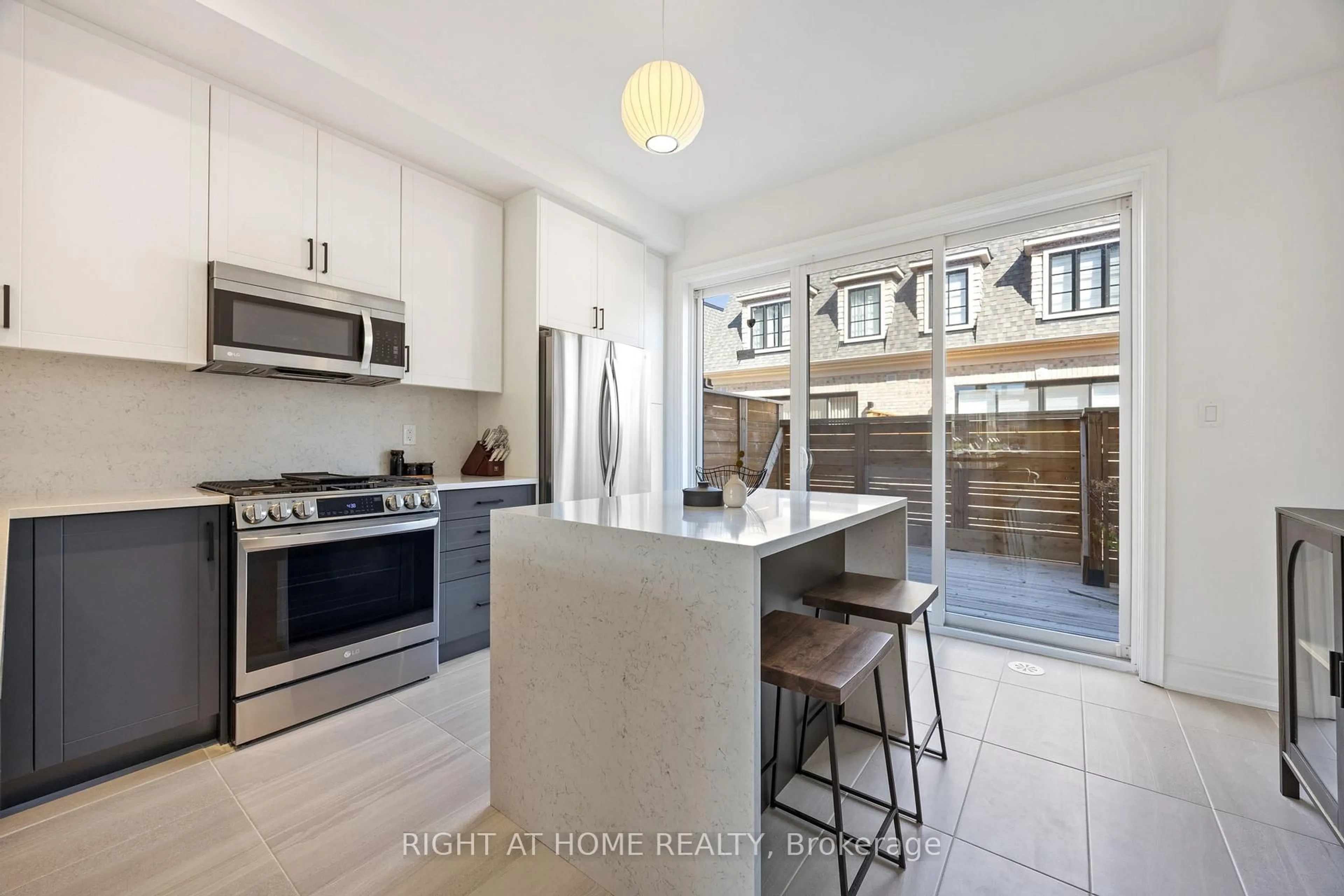 Open concept kitchen, ceramic/tile floor for 10 Lunar Cres #21, Mississauga Ontario L5M 2P6