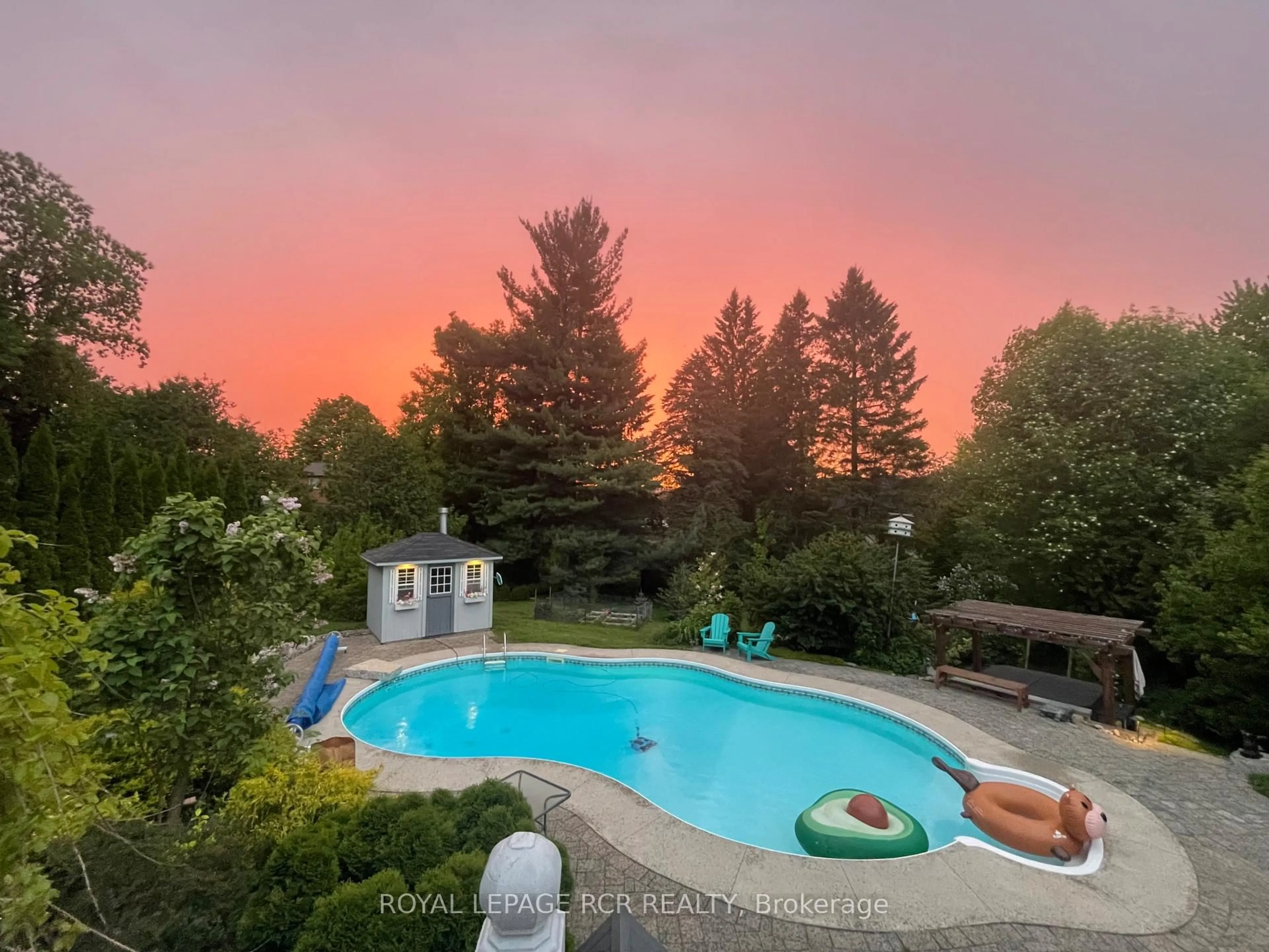 Pool for 11 Hilltop Dr, Caledon Ontario L7C 1K7