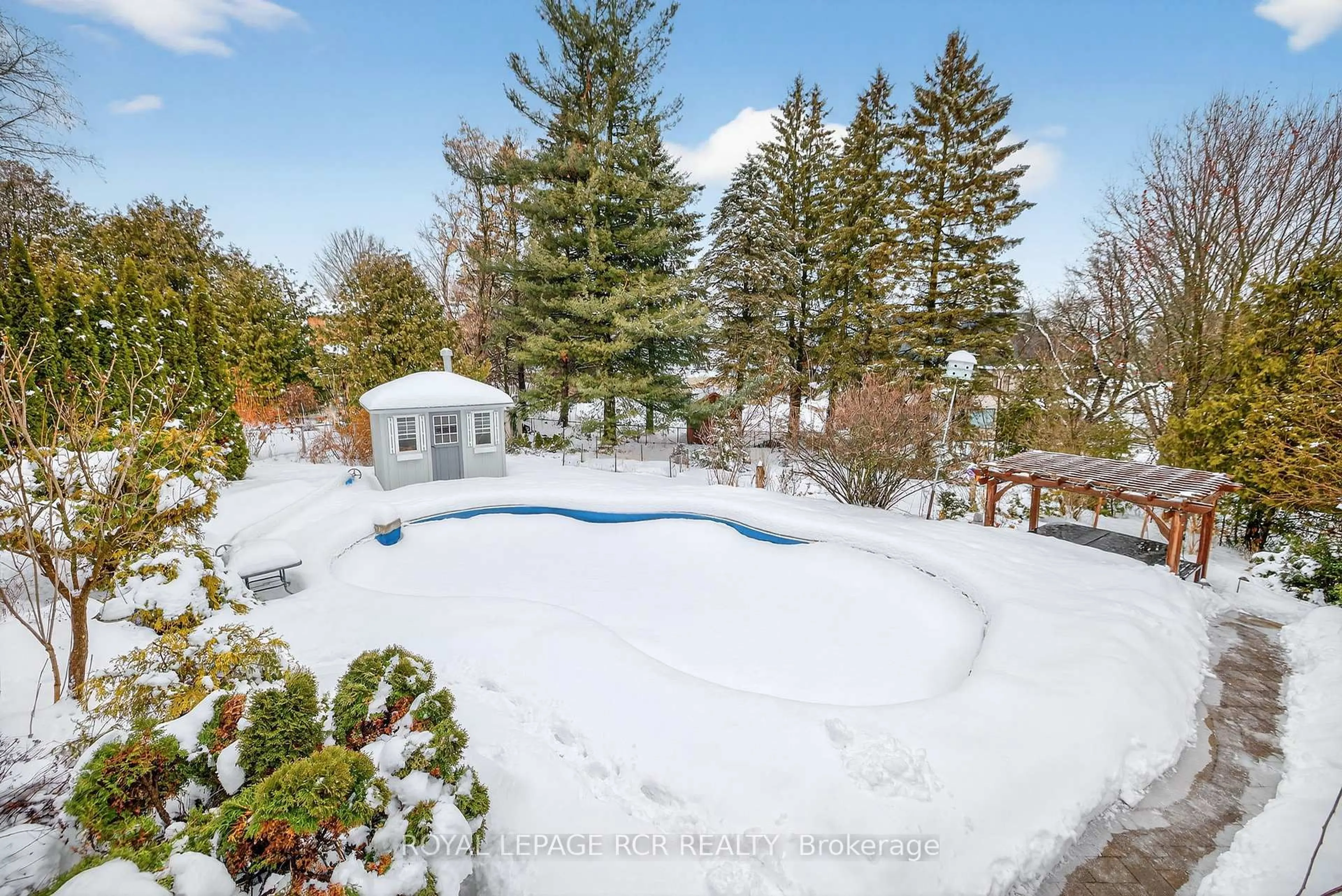 Pool for 11 Hilltop Dr, Caledon Ontario L7C 1K7