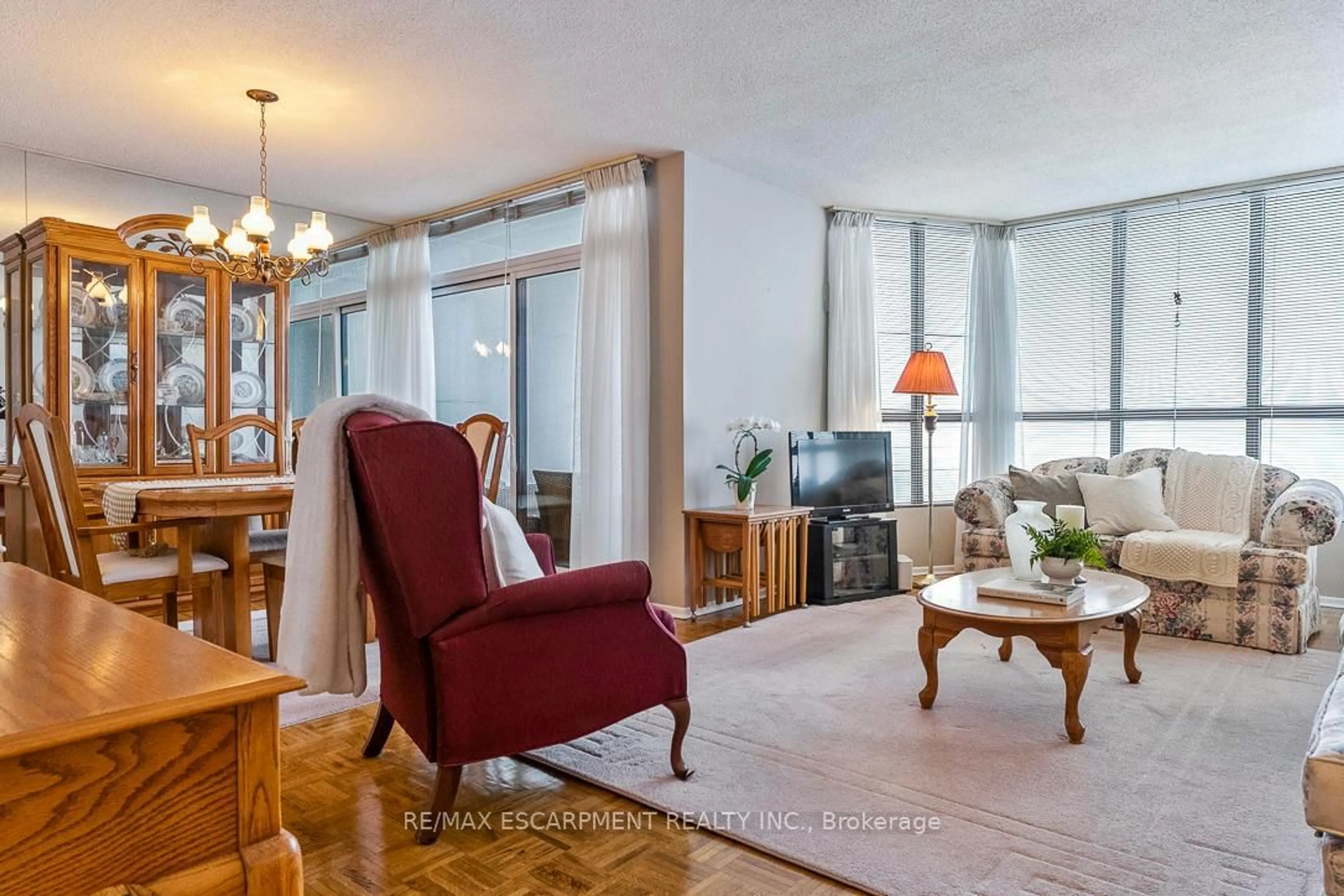 Living room with furniture, unknown for 1333 BLOOR St #1905, Mississauga Ontario L4Y 3T6