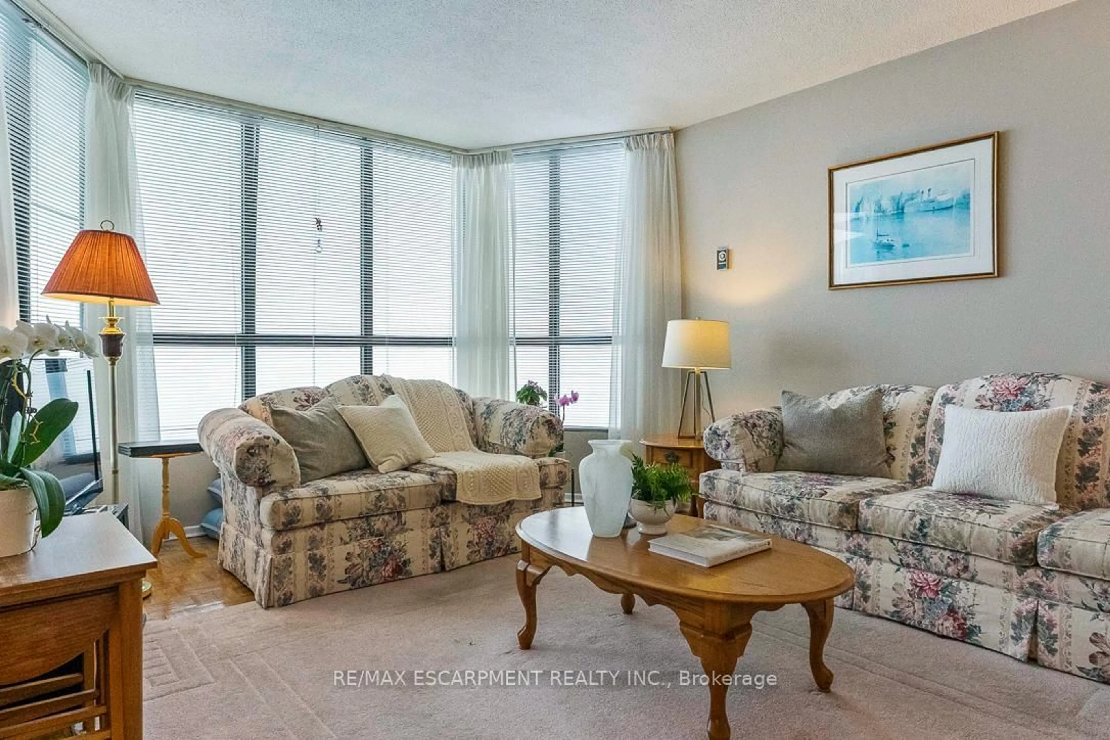 Living room with furniture, unknown for 1333 BLOOR St #1905, Mississauga Ontario L4Y 3T6