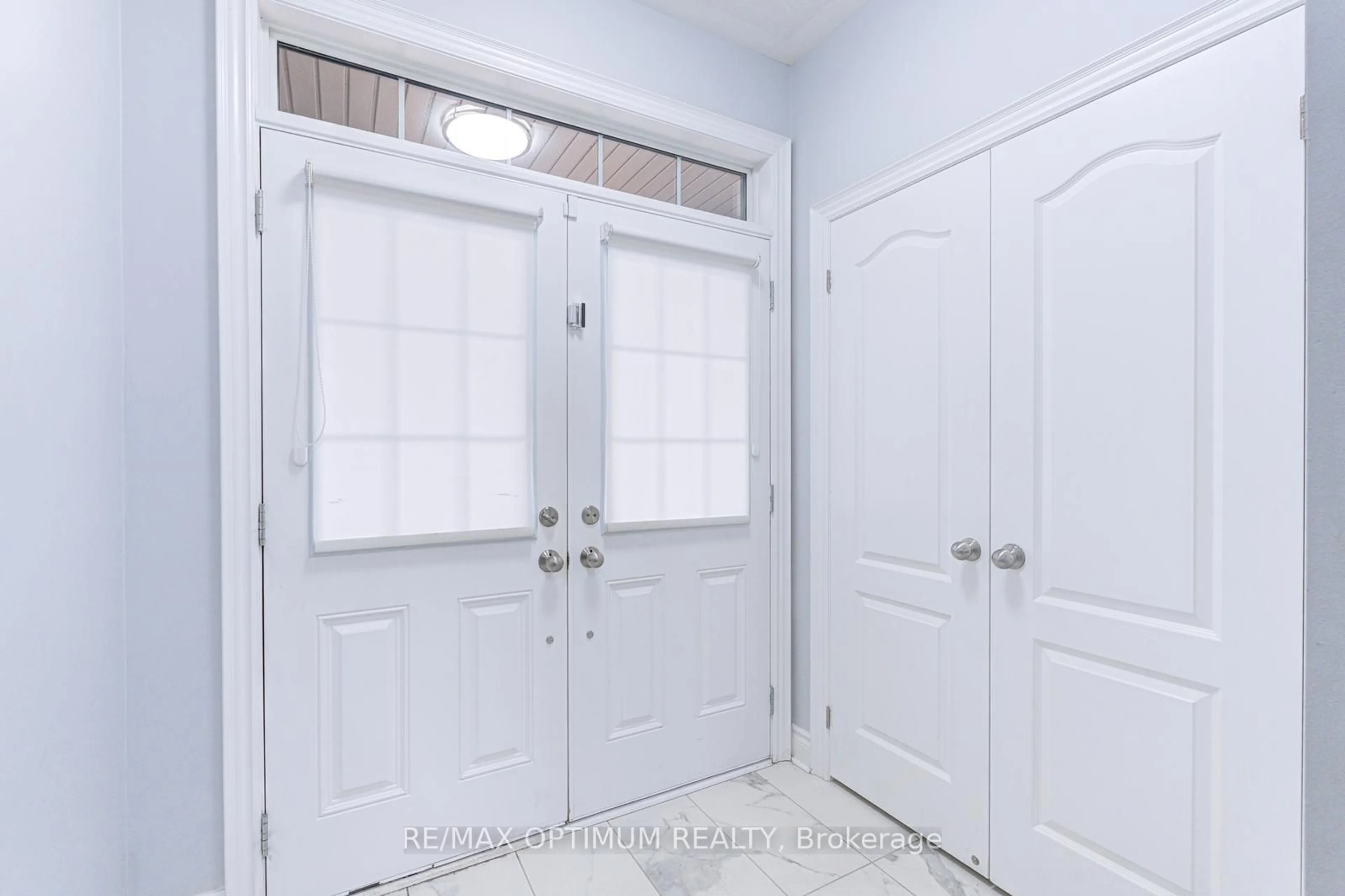 Indoor entryway for 35 Andretti Cres, Brampton Ontario L6X 5G6