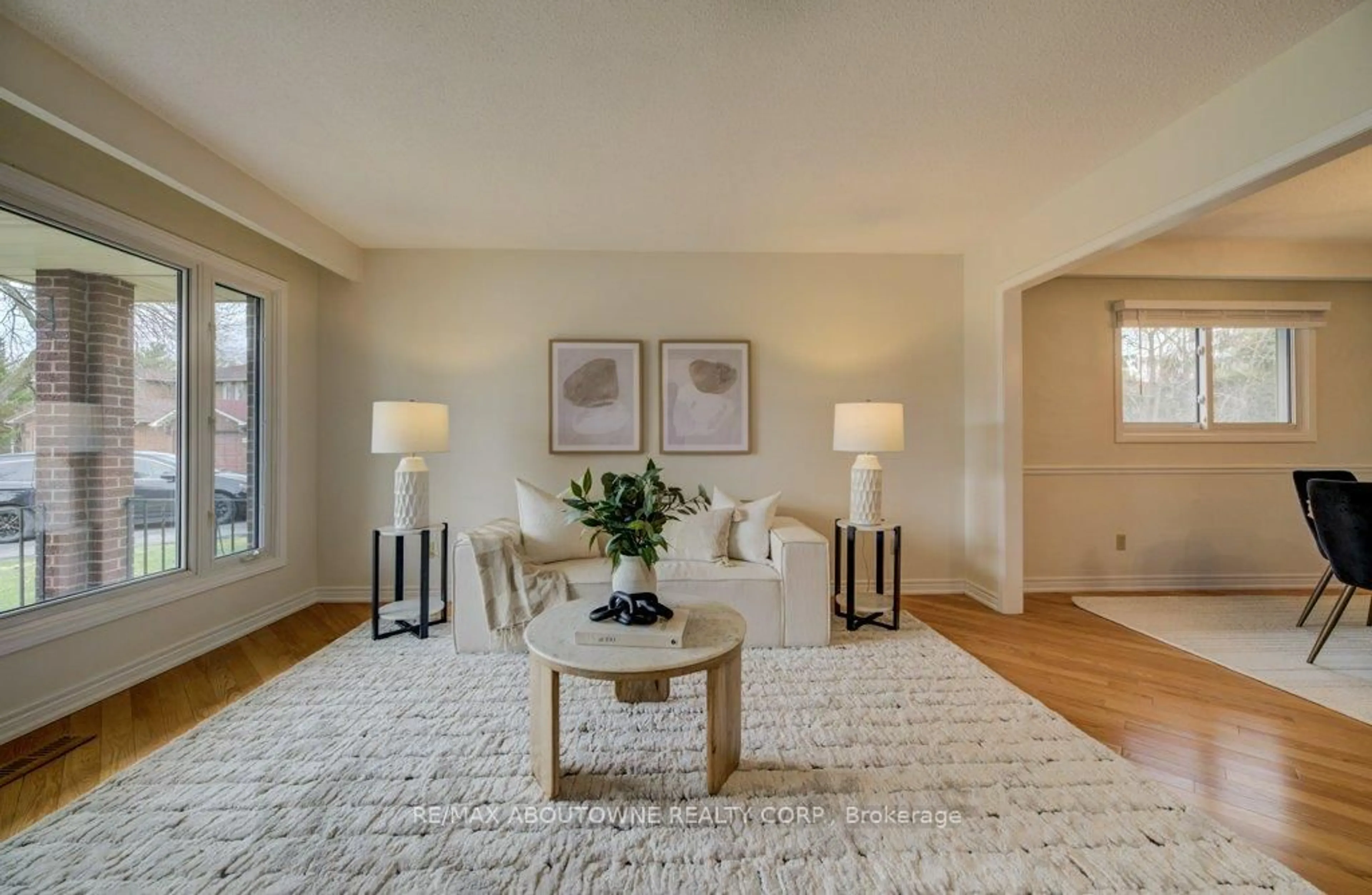 Living room with furniture, carpet floor for 440 Parkridge Cres, Oakville Ontario L6M 1B2