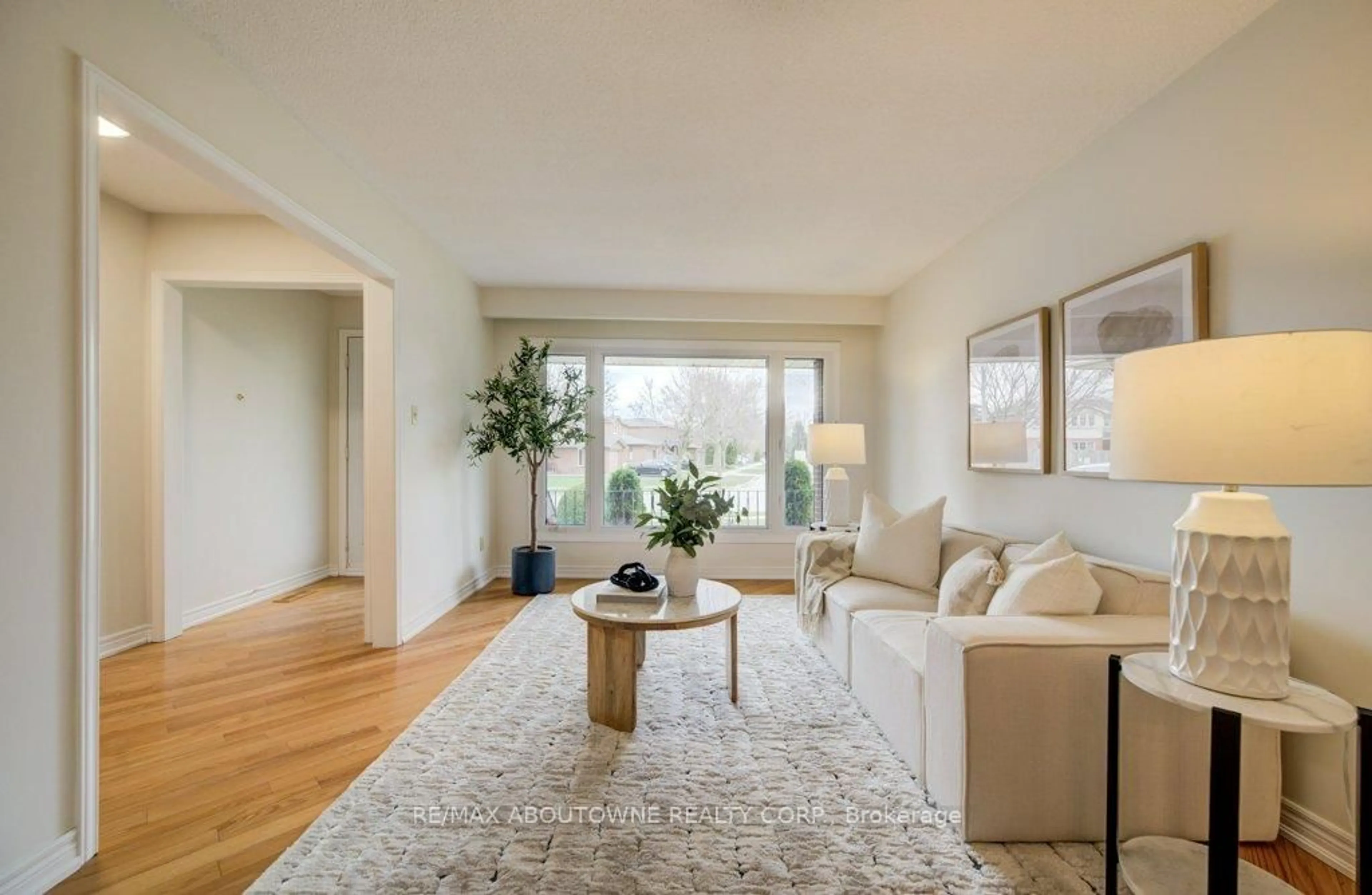 Living room with furniture, unknown for 440 Parkridge Cres, Oakville Ontario L6M 1B2