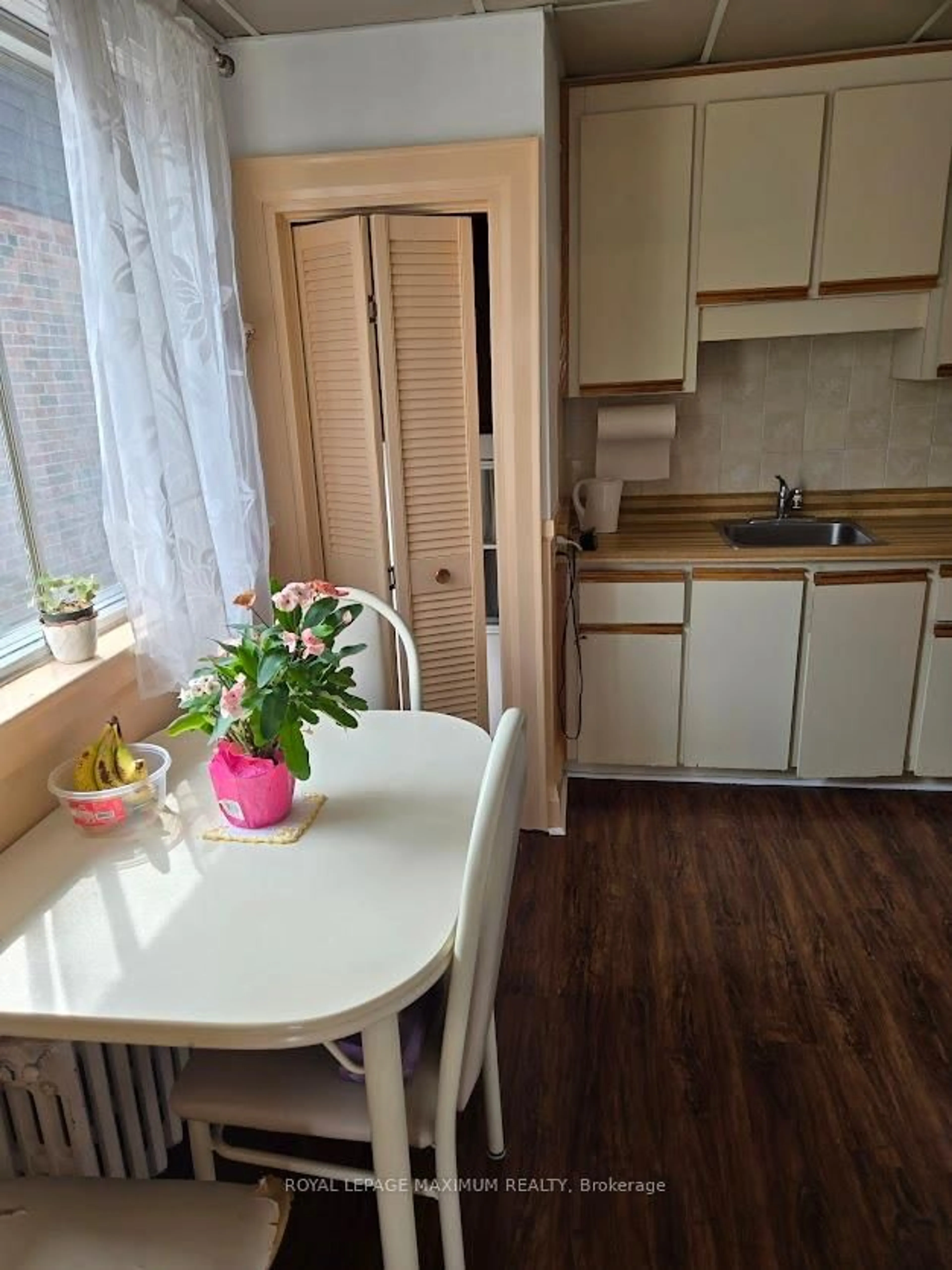 Standard kitchen, wood/laminate floor for 26 Landour Ave, Toronto Ontario M6M 4J4