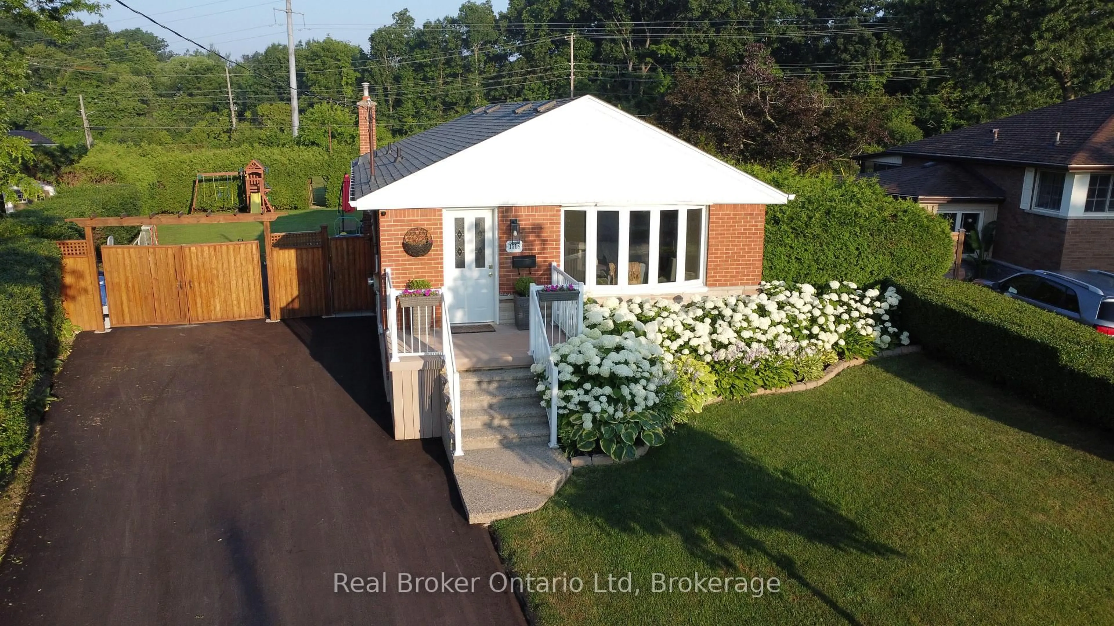 A pic from outside/outdoor area/front of a property/back of a property/a pic from drone, water/lake/river/ocean view for 1518 Fisher Ave, Burlington Ontario L7P 2L8