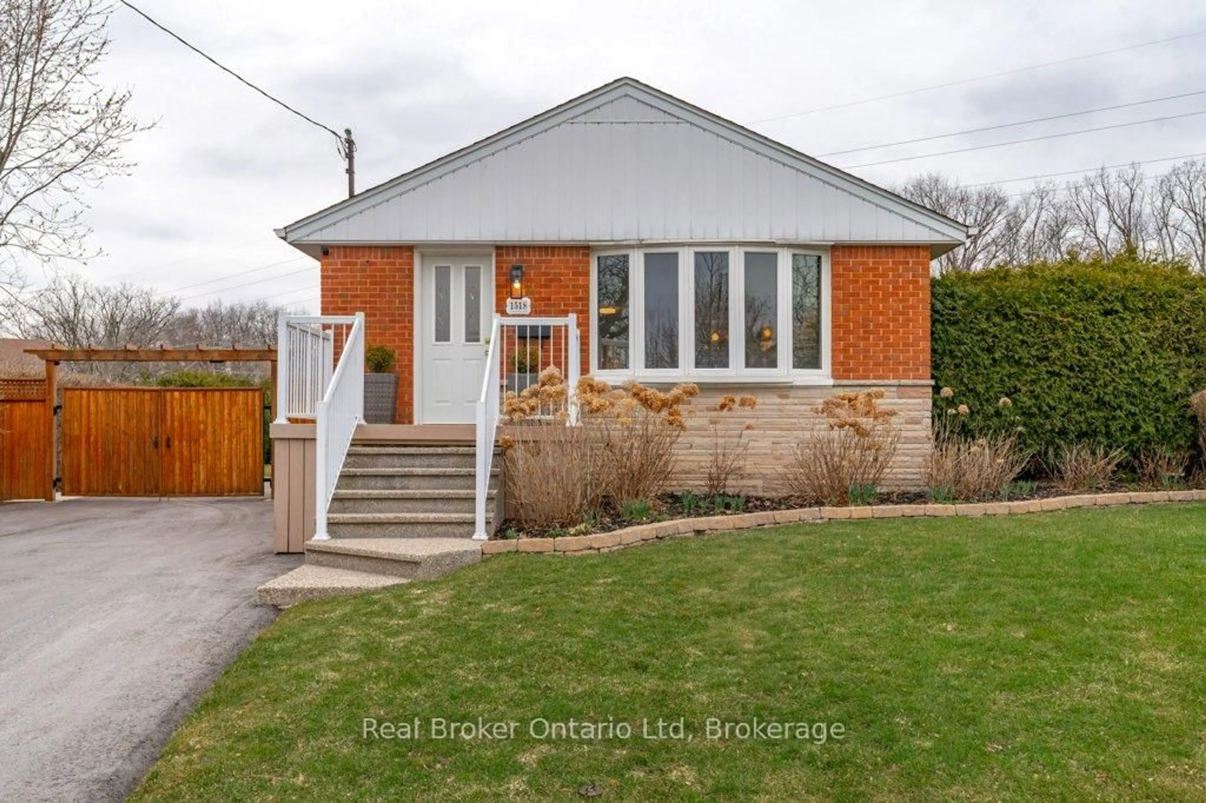 Home with brick exterior material, street for 1518 Fisher Ave, Burlington Ontario L7P 2L8