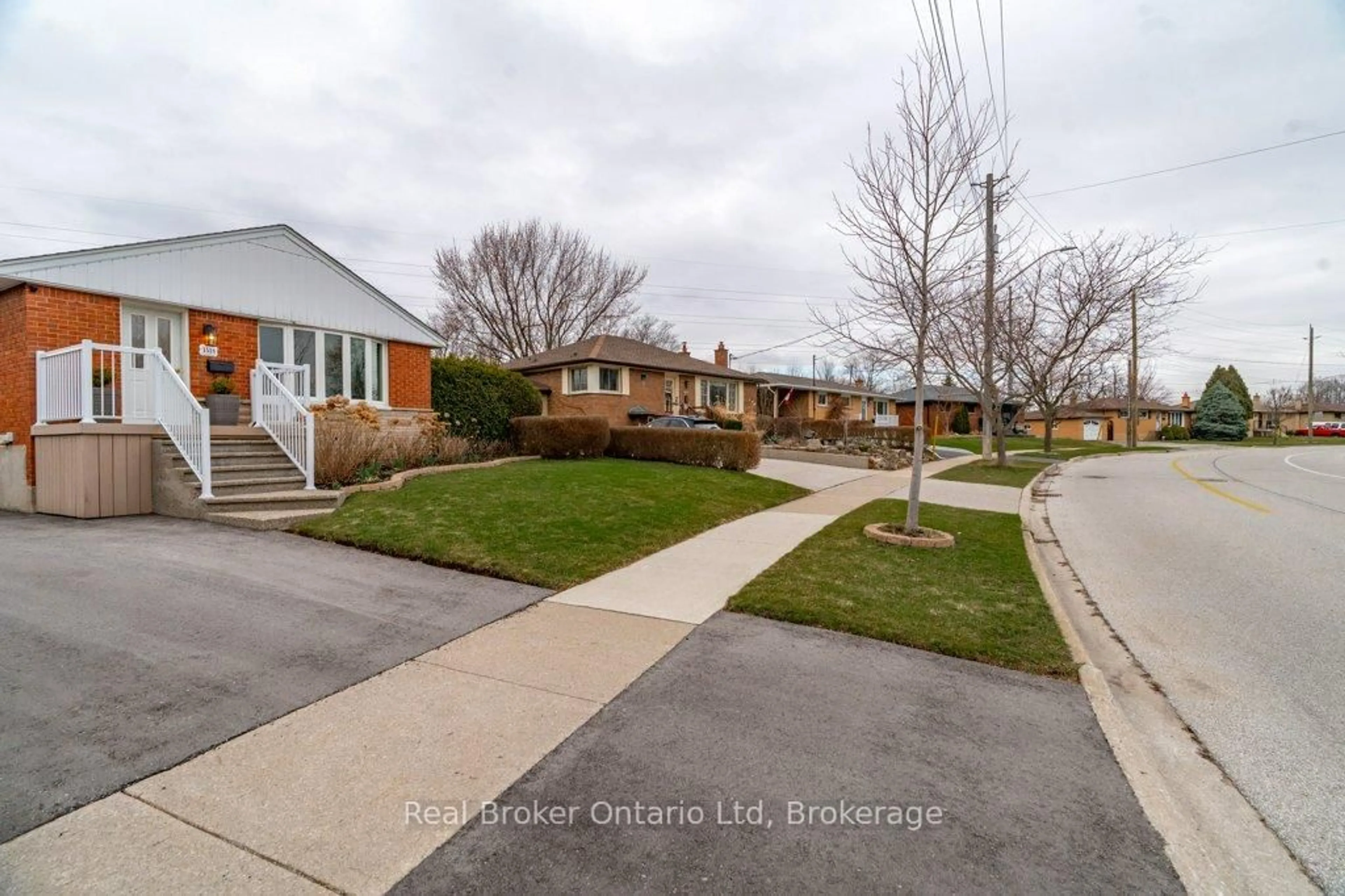 A pic from outside/outdoor area/front of a property/back of a property/a pic from drone, street for 1518 Fisher Ave, Burlington Ontario L7P 2L8