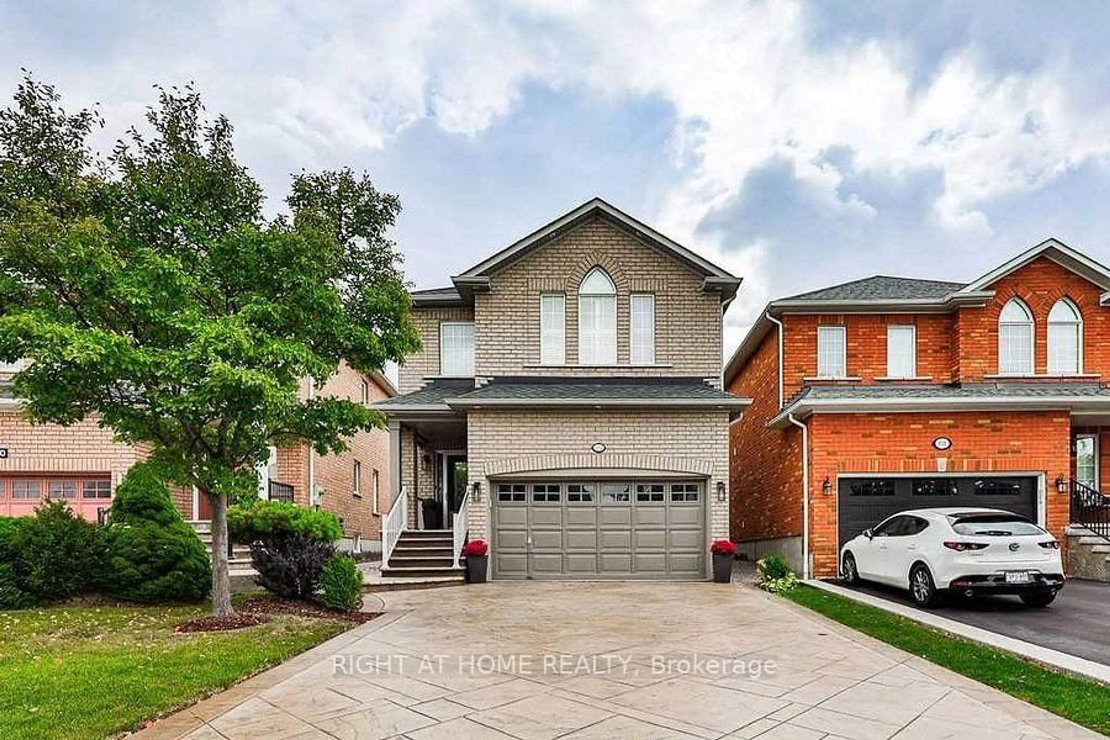Home with brick exterior material, street for 814 Brass Winds Pl, Mississauga Ontario L5W 1T4