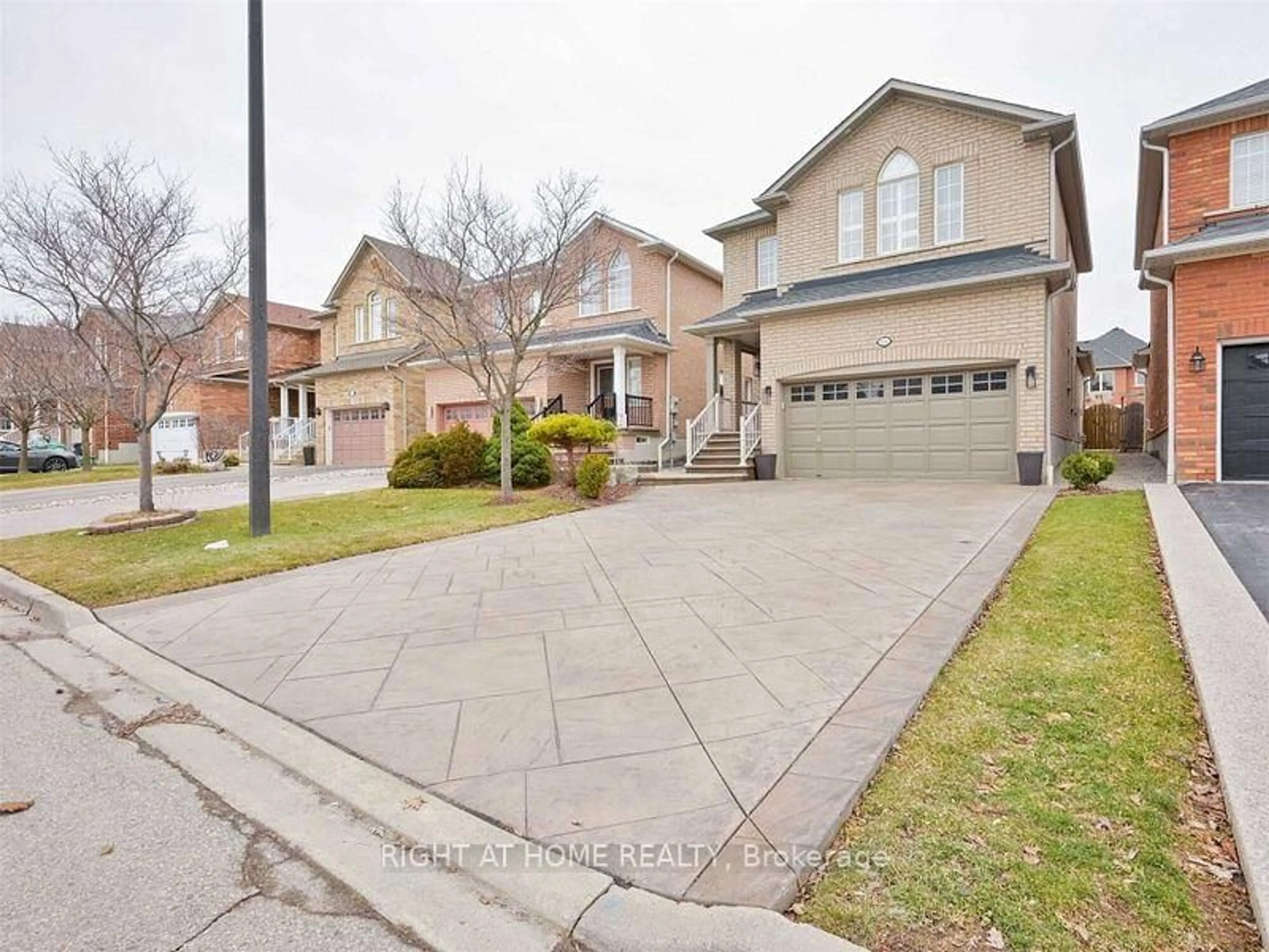 Home with brick exterior material, street for 814 Brass Winds Pl, Mississauga Ontario L5W 1T4