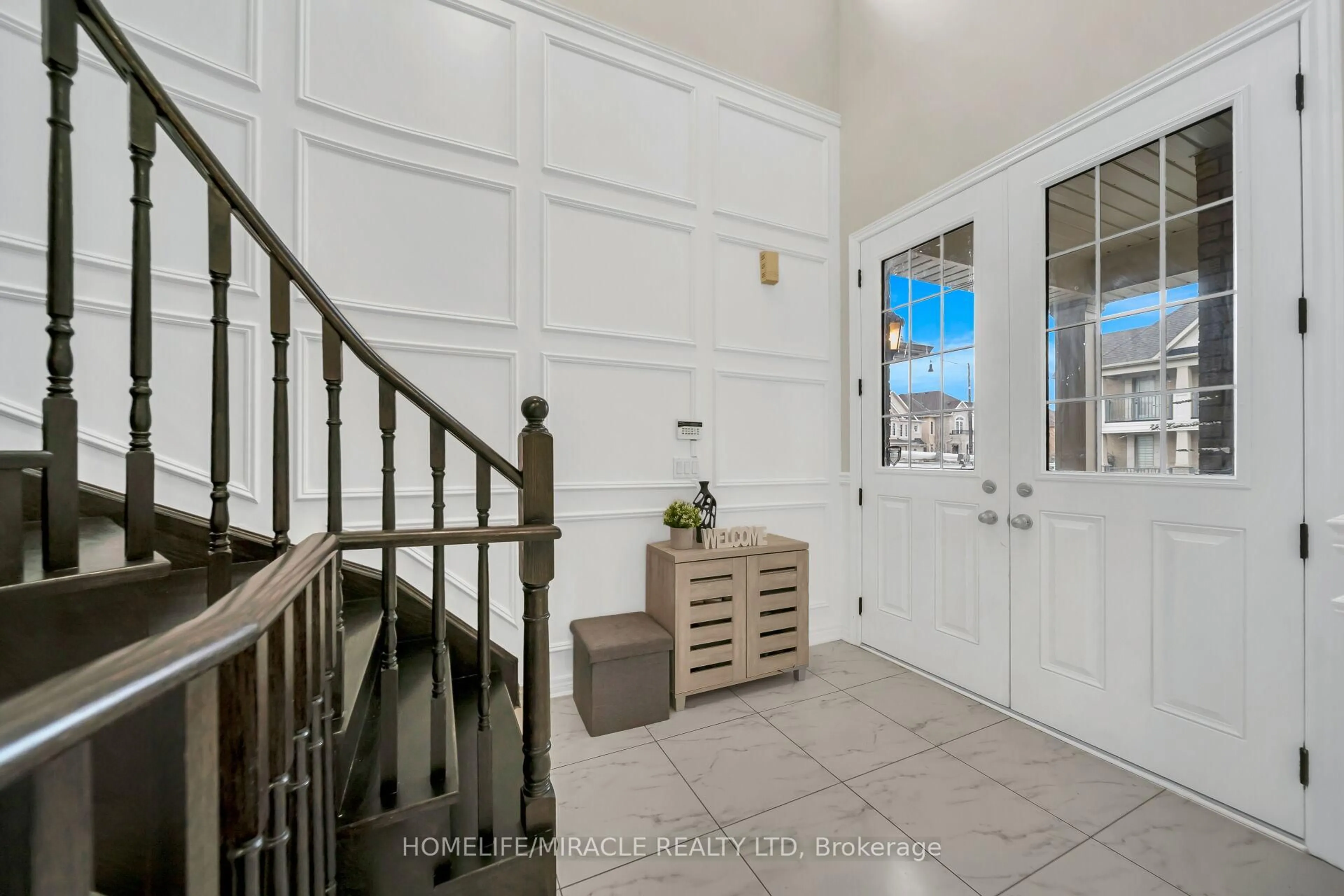 Indoor foyer for 41 Hoxton Rd, Brampton Ontario L7A 4L5