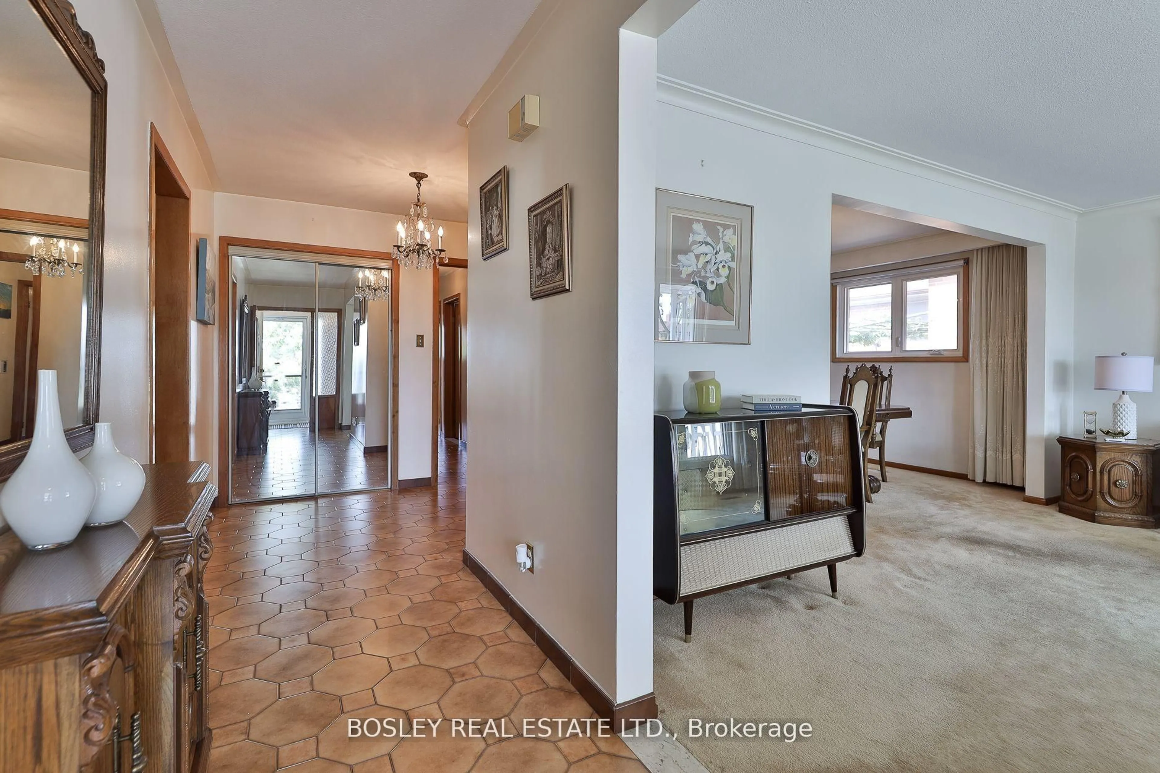 Indoor foyer for 61 Bartel Dr, Toronto Ontario M3N 1C8