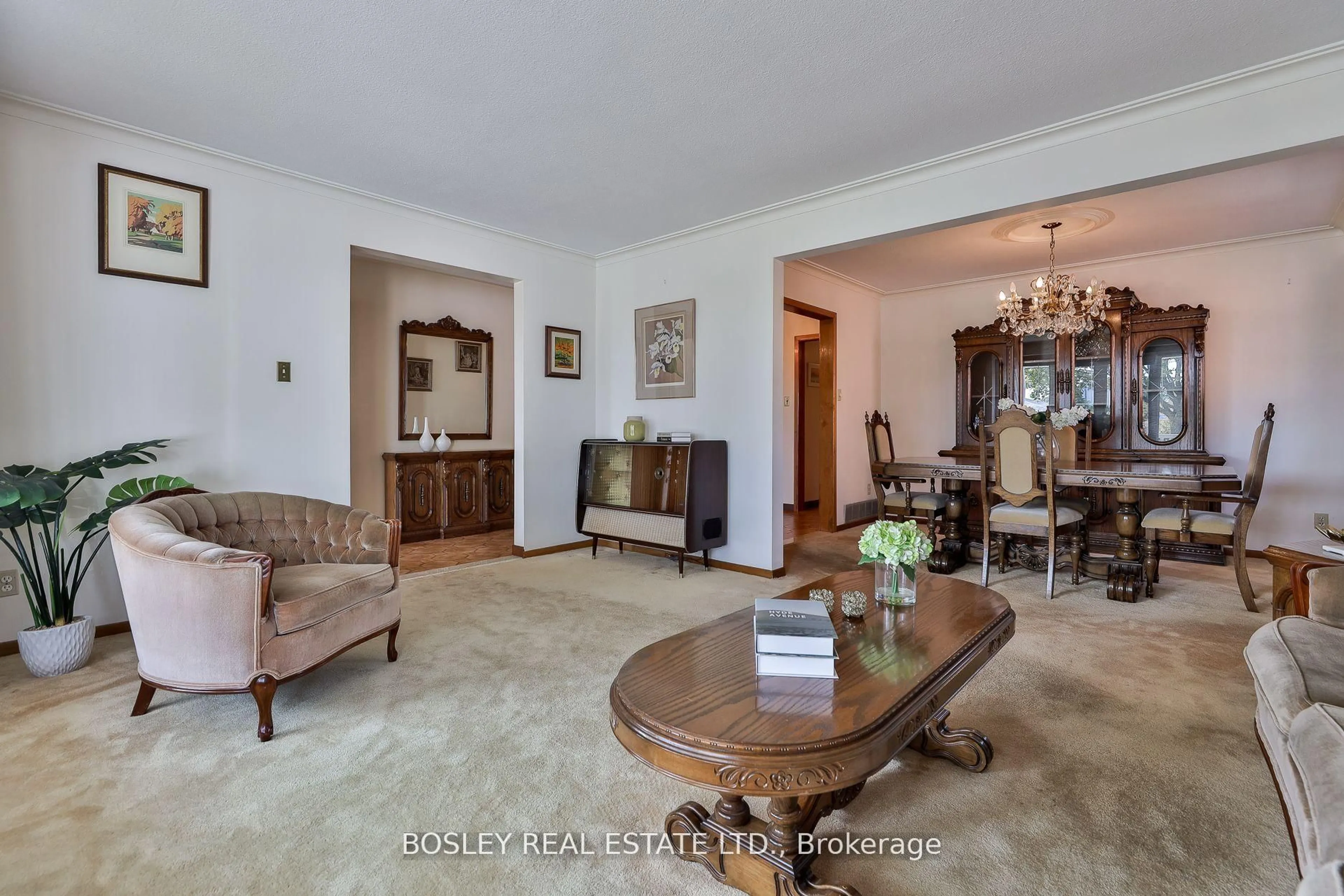 Living room with furniture, unknown for 61 Bartel Dr, Toronto Ontario M3N 1C8