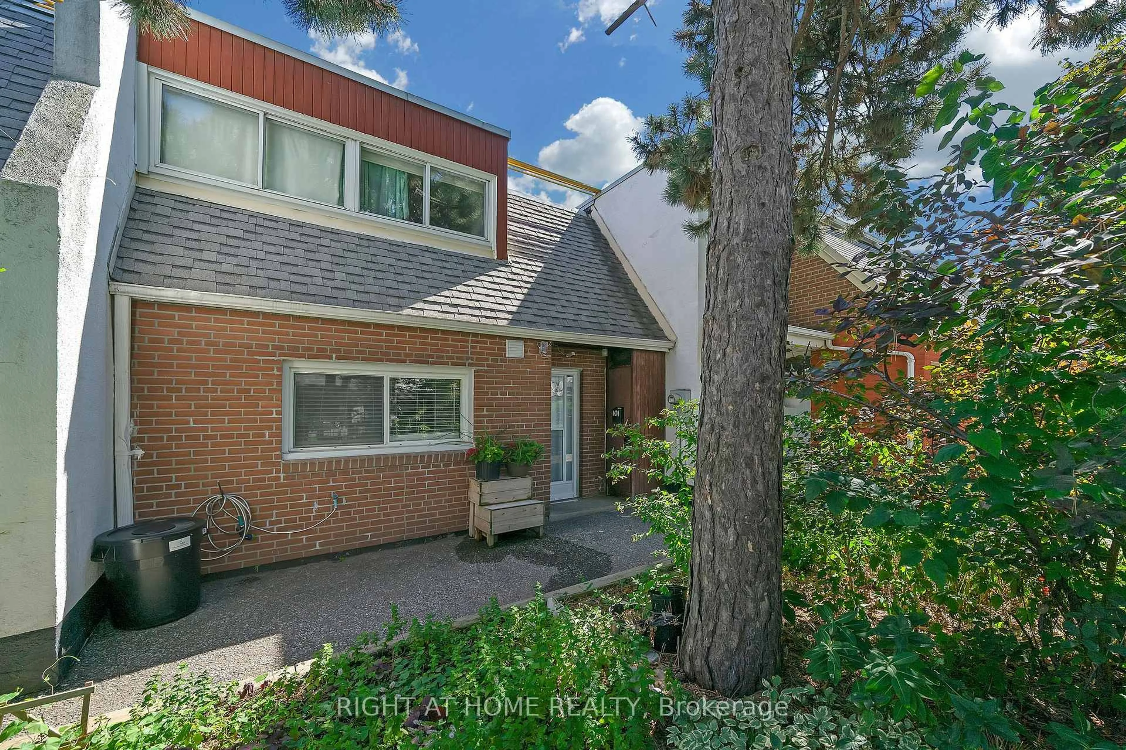 Home with brick exterior material, street for 2901 Jane St #101, Toronto Ontario M3N 2J8