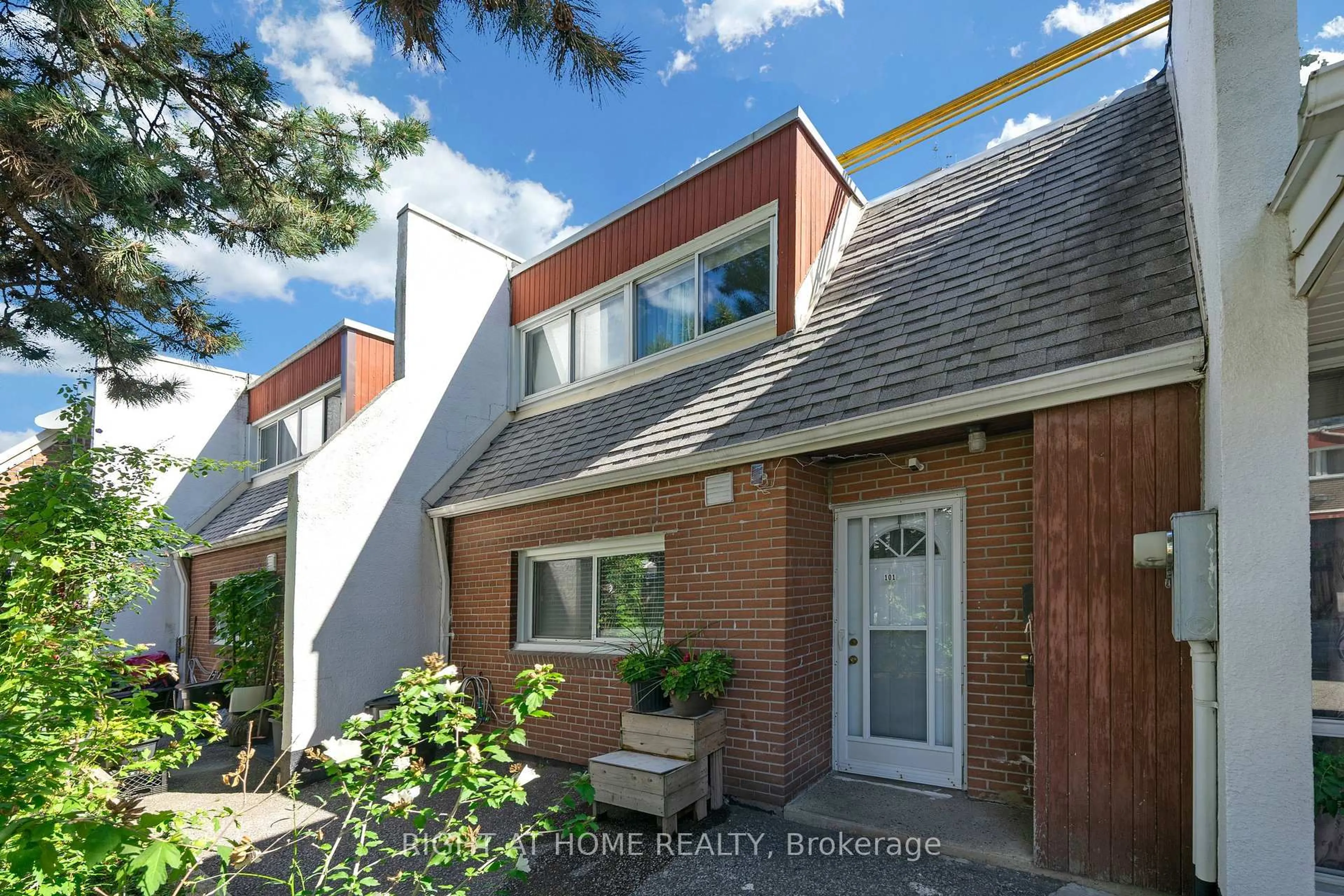 Home with brick exterior material, street for 2901 Jane St #101, Toronto Ontario M3N 2J8