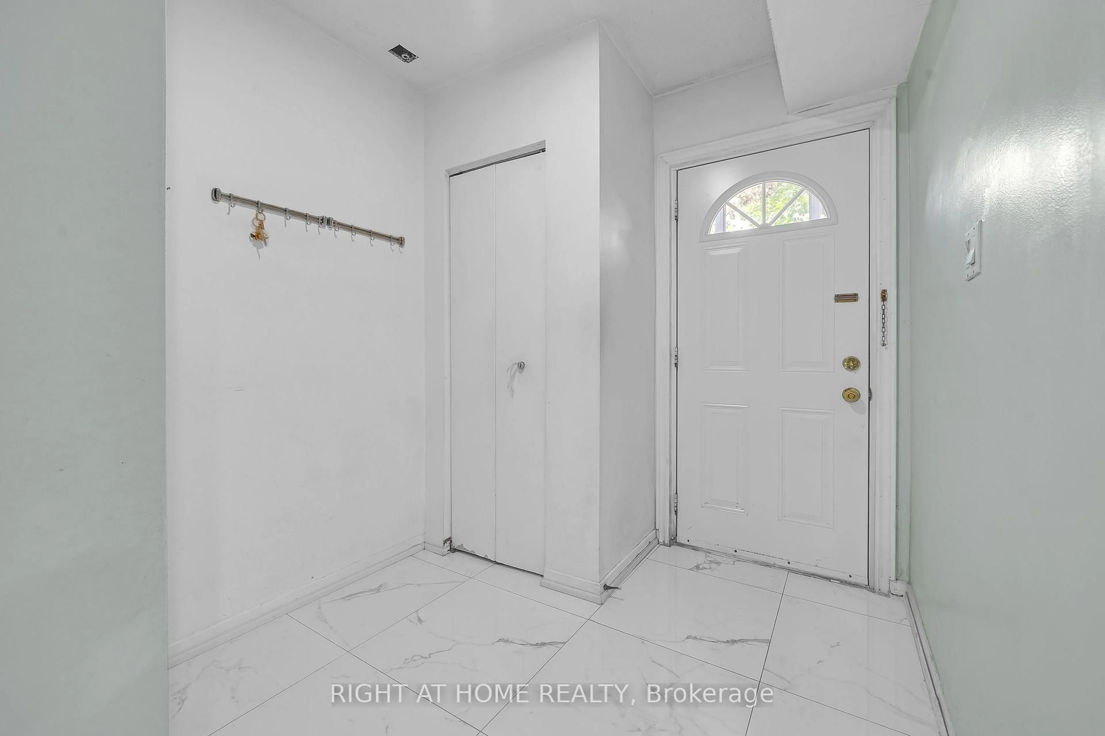 Indoor entryway for 2901 Jane St #101, Toronto Ontario M3N 2J8