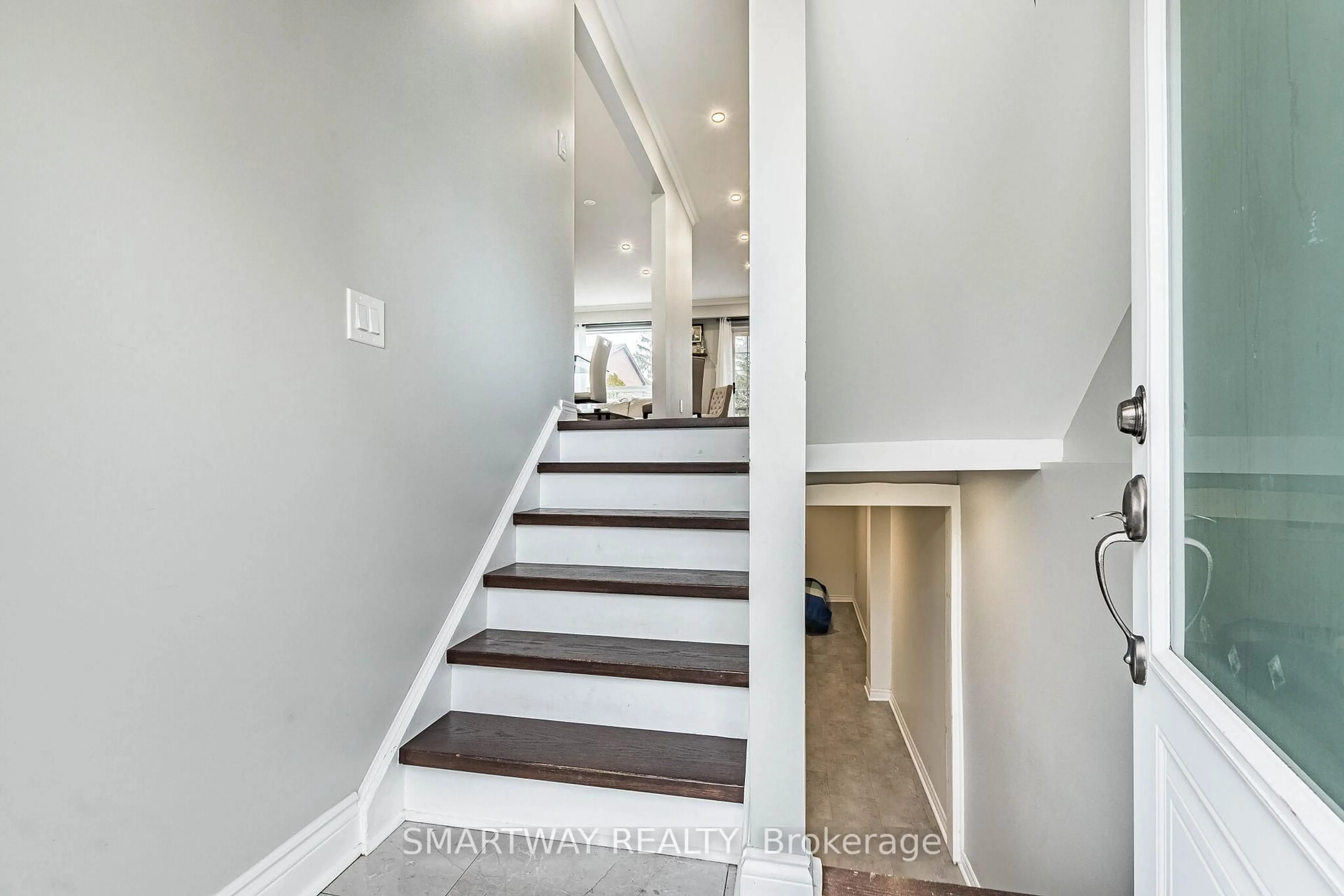 Unknown for 2445 Homelands Dr #10, Mississauga Ontario L5K 2C6