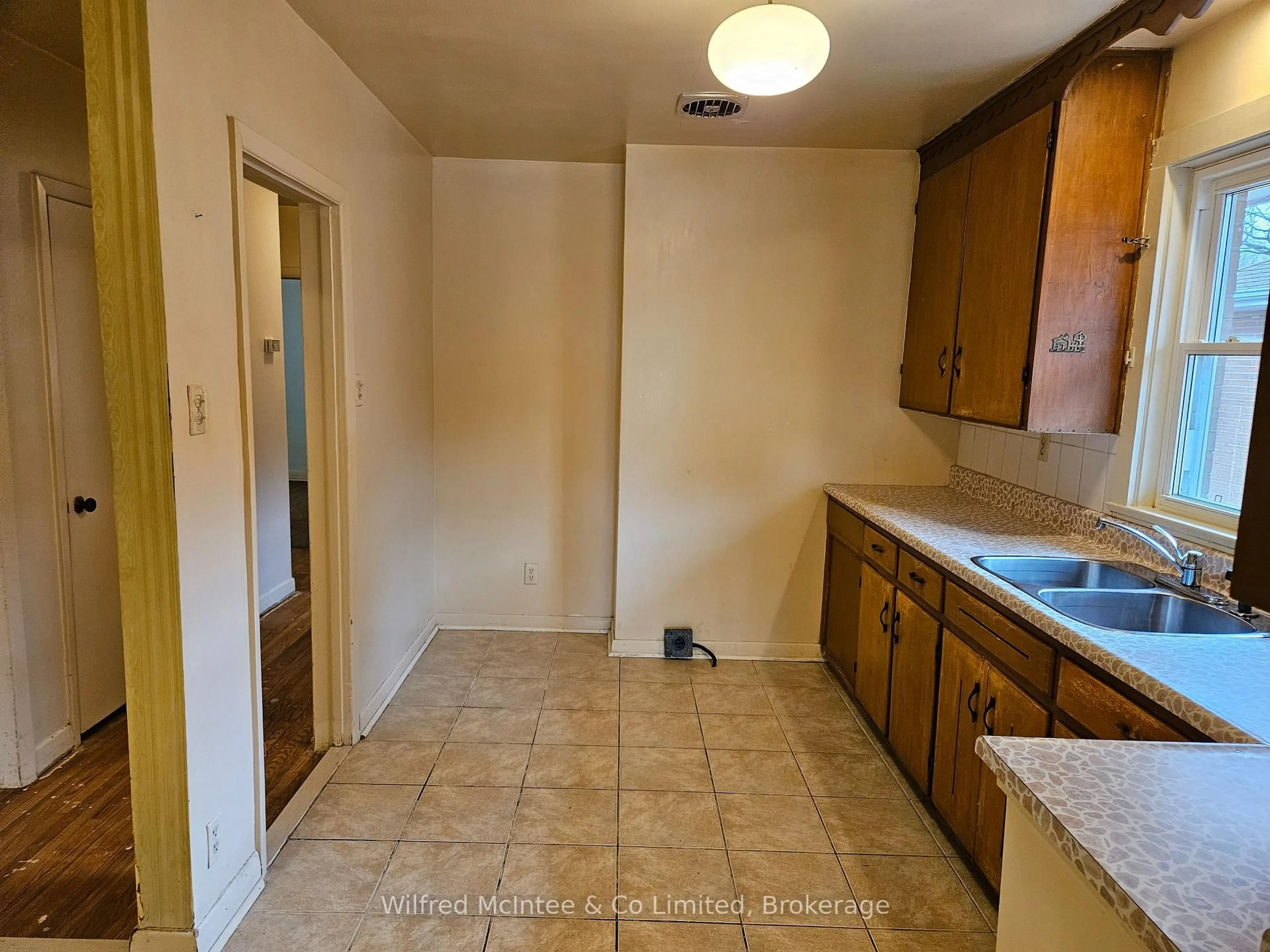 Standard kitchen, ceramic/tile floor for 69 Haliburton Ave, Toronto Ontario M9B 4Y6
