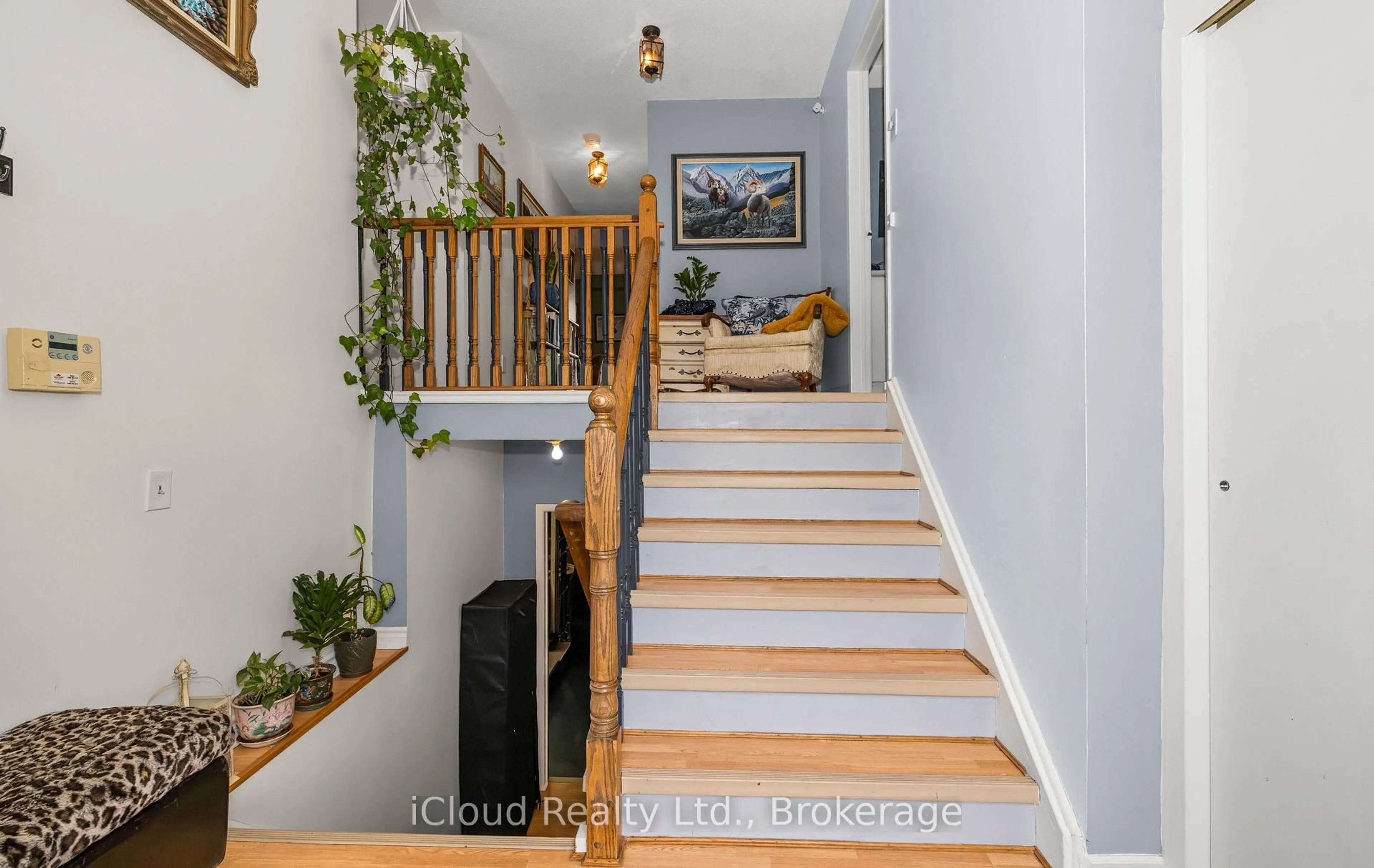 Indoor entryway for 595 Clover Park Cres, Milton Ontario L9T 4T7