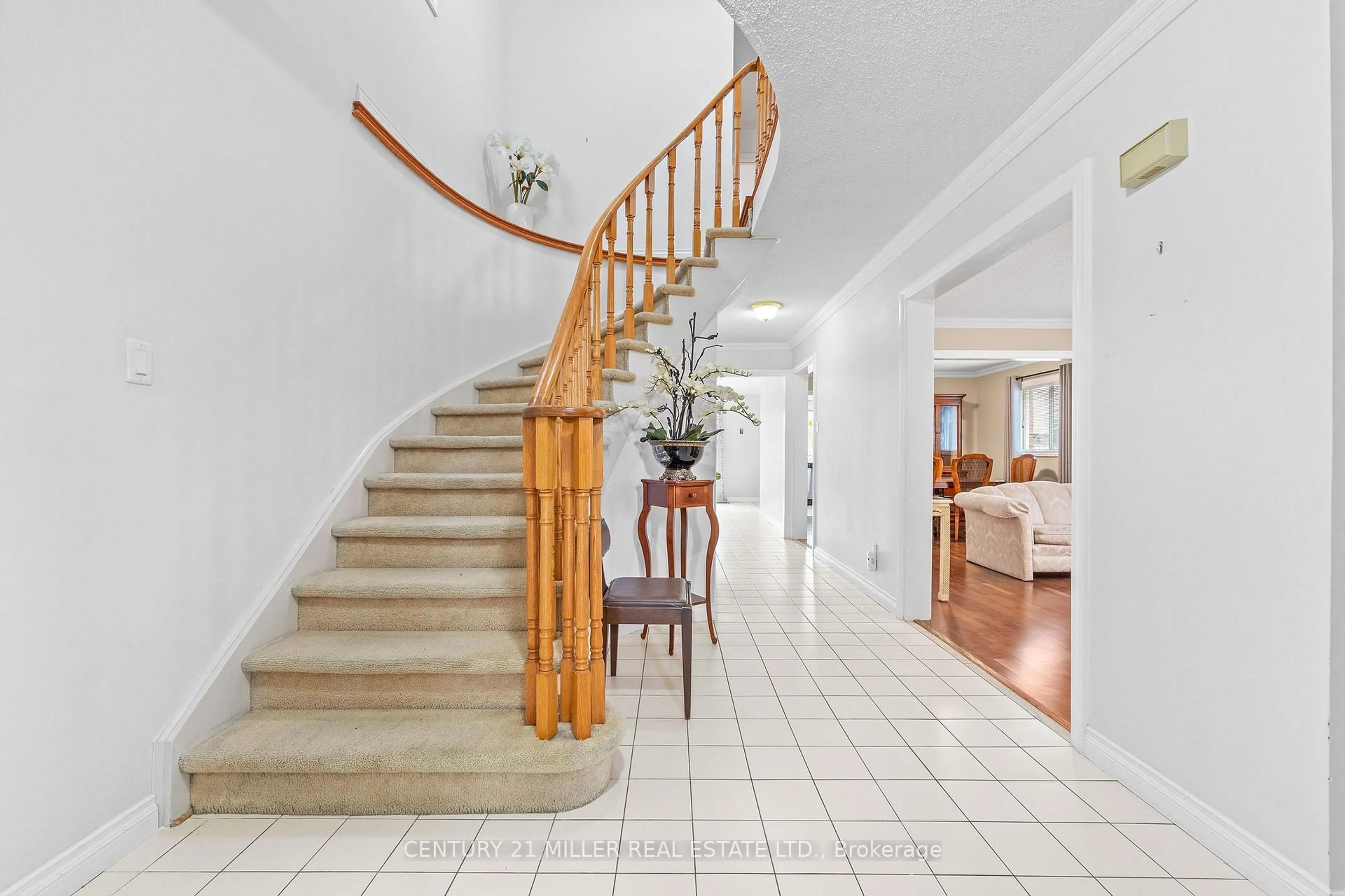 Indoor foyer for 3282 Aubrey Rd, Mississauga Ontario L5L 5C7